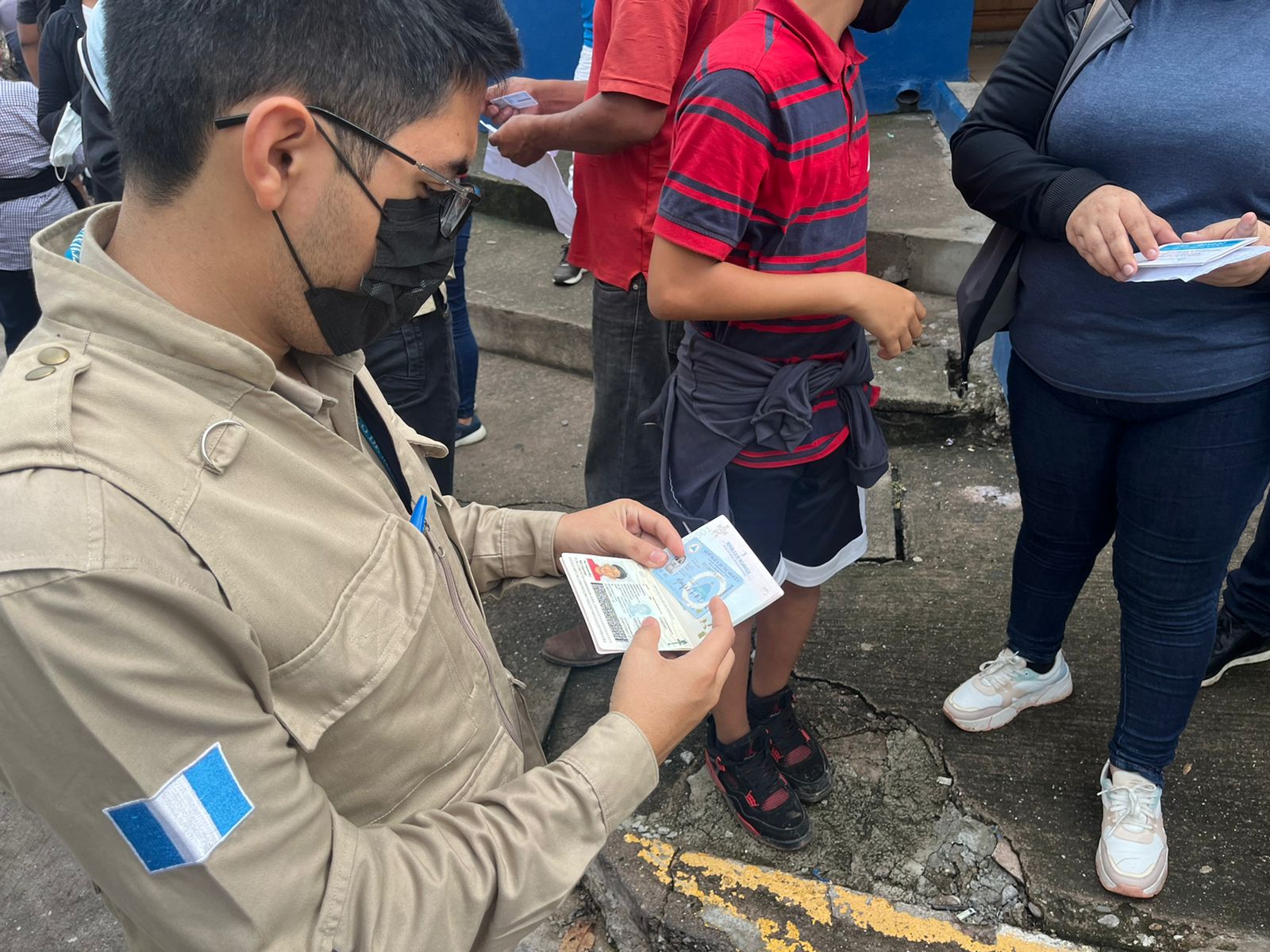 Personal de migración verifica que los migrantes cuentan con documentos de respaldo. Fotografía: IGM.