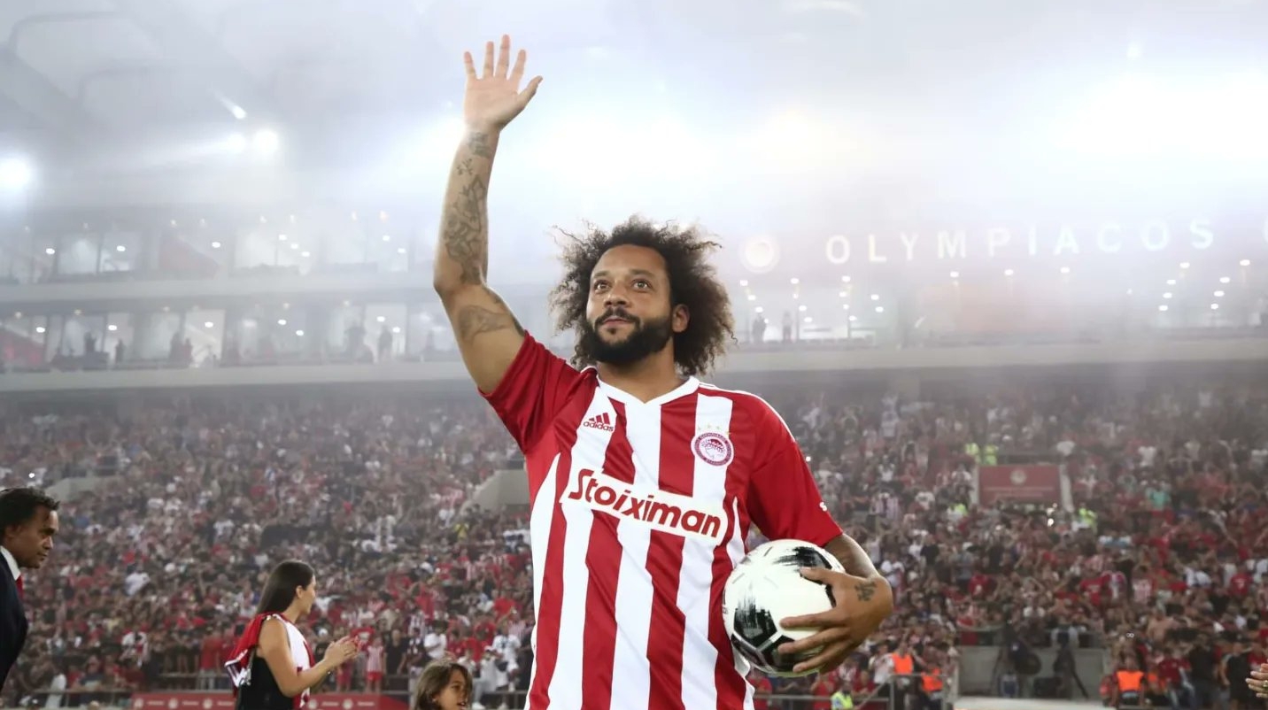 El brasileño, Marcelo, escribirá una nueva historia en su vida futbolística, ahora en el futbol de Grecia. (Foto Prensa Libre: Olympiacos/Twitter)