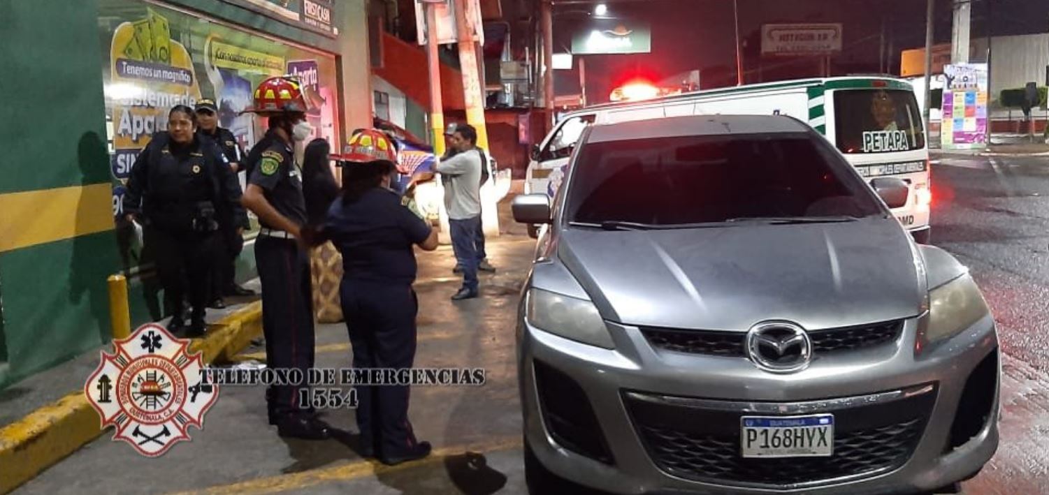 Socorristas observan el vehículo en donde fue localizado el cadáver de una mujer en San Miguel Petapa. (Foto Prensa Libre: Bomberos Municipales Departamentales)