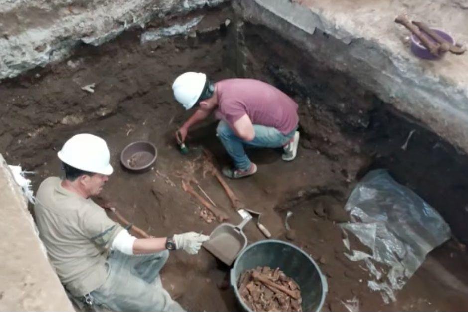 Trabajadores del Idaeh trabaja en la extracción de osamentas. (Foto Prensa Libre: Cortesía GPO)