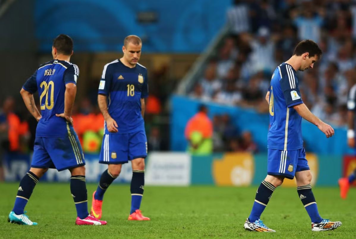 La final del Mundial de 2014 será recordada, en gran parte, por el mano a mano errado por Palacio frente a Neuer. (Foto Prensa Libre: Hemeroteca)