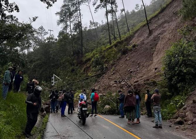 Derrumbe en la ruta entre San Martín Jilotepeque y Chimaltenango. (Foto Prensa Libre: El Gráfico de Chimaltenango)