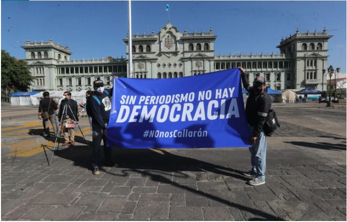 Fotografía tomada el 30 de noviembre de 2021 durante la Marcha del Día del Periodista en Guatemala. (Foto Prensa Libre: Érick Ávila)