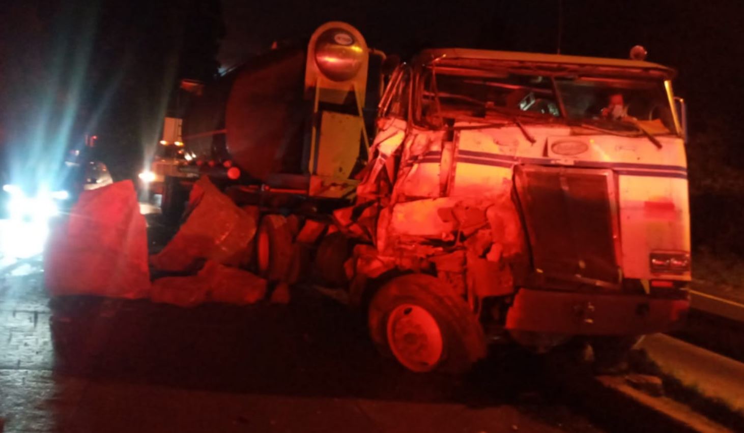 Un tráiler fue aplastado por las rocas que se desprendieron de una montaña en el km 24 de la ruta Interamericana. 
(Foto Prensa Libre: Pablo Morales)