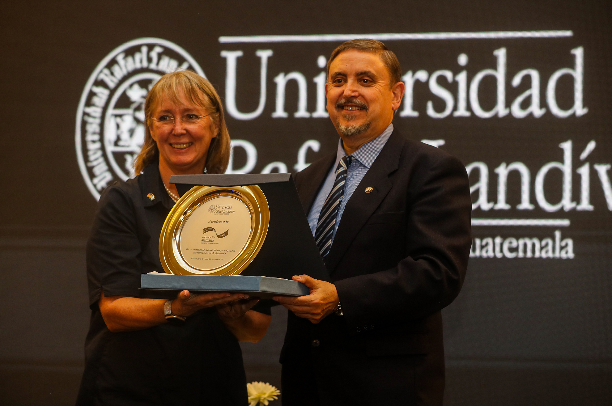 Miquel Cortés S. J., rector de la Universidad Rafael Landívar, entrega el reconocimiento a la Embajadora de Alemania Ricarda Redeker. 