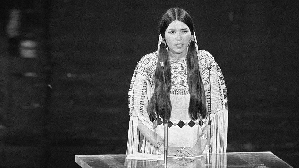 Sacheen Littlefeather, durante la ceremonia de los premios de la Academia de 1973. (GETTY IMAGES)