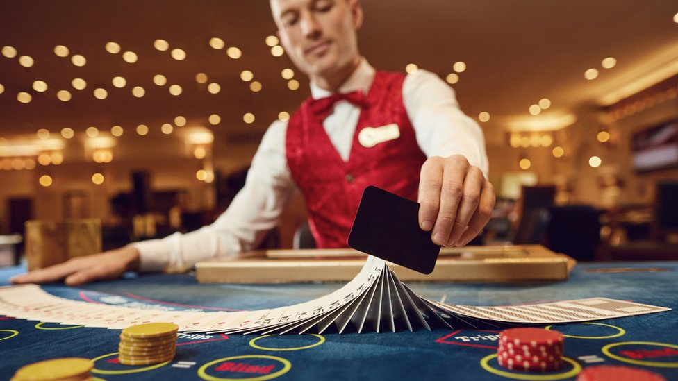 Una banda de jugadores de cartas hackeó el sistema de un casino y tuvo que recurrir a Persi Diaconis para solucionarlo. GETTY IMAGES