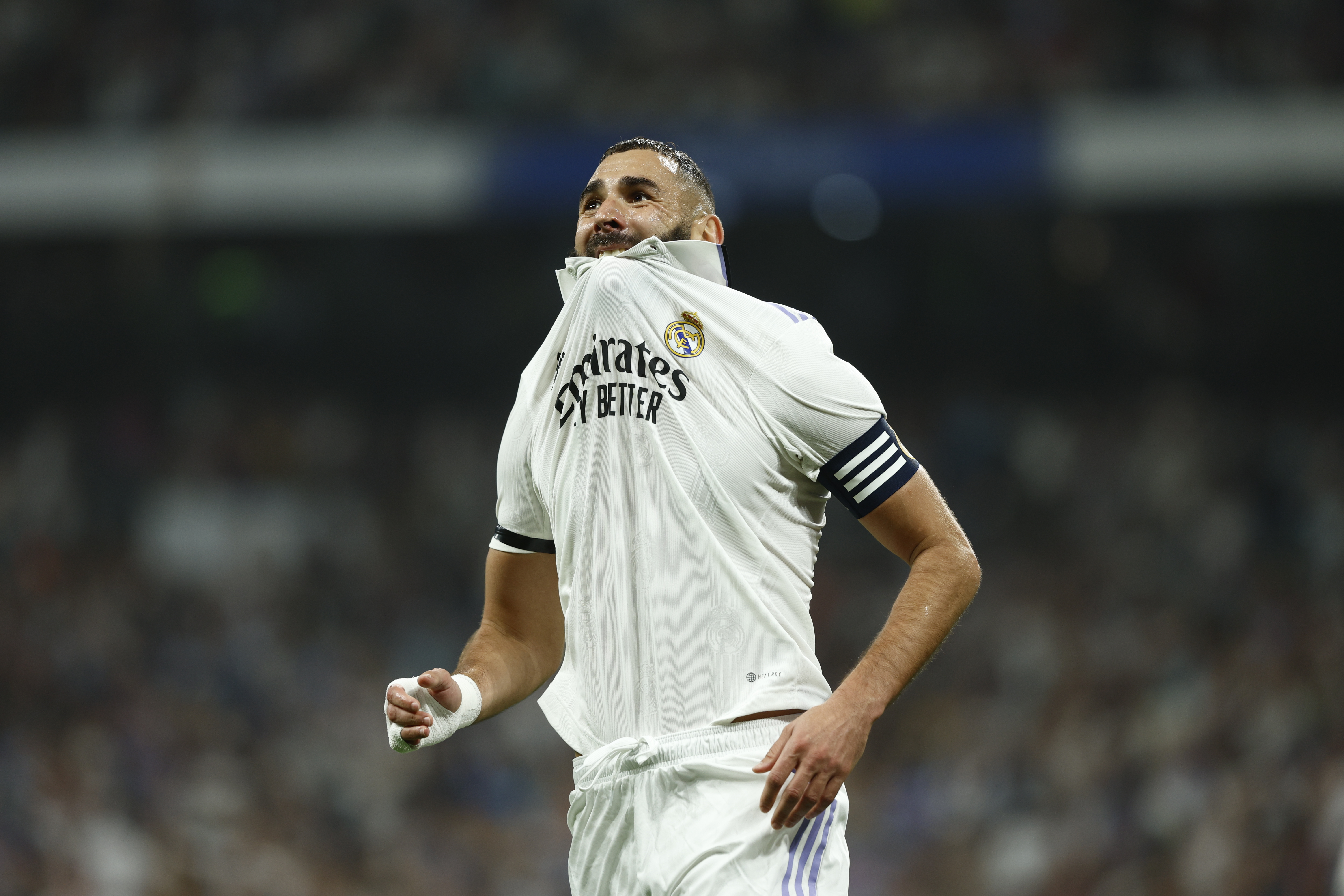 El delantero del Real Madrid Karim Benzema, durante el partido de la jornada 7 de LaLiga Santander este domingo en el estadio Santiago Bernabéu. Foto Prensa Libre (EFE)