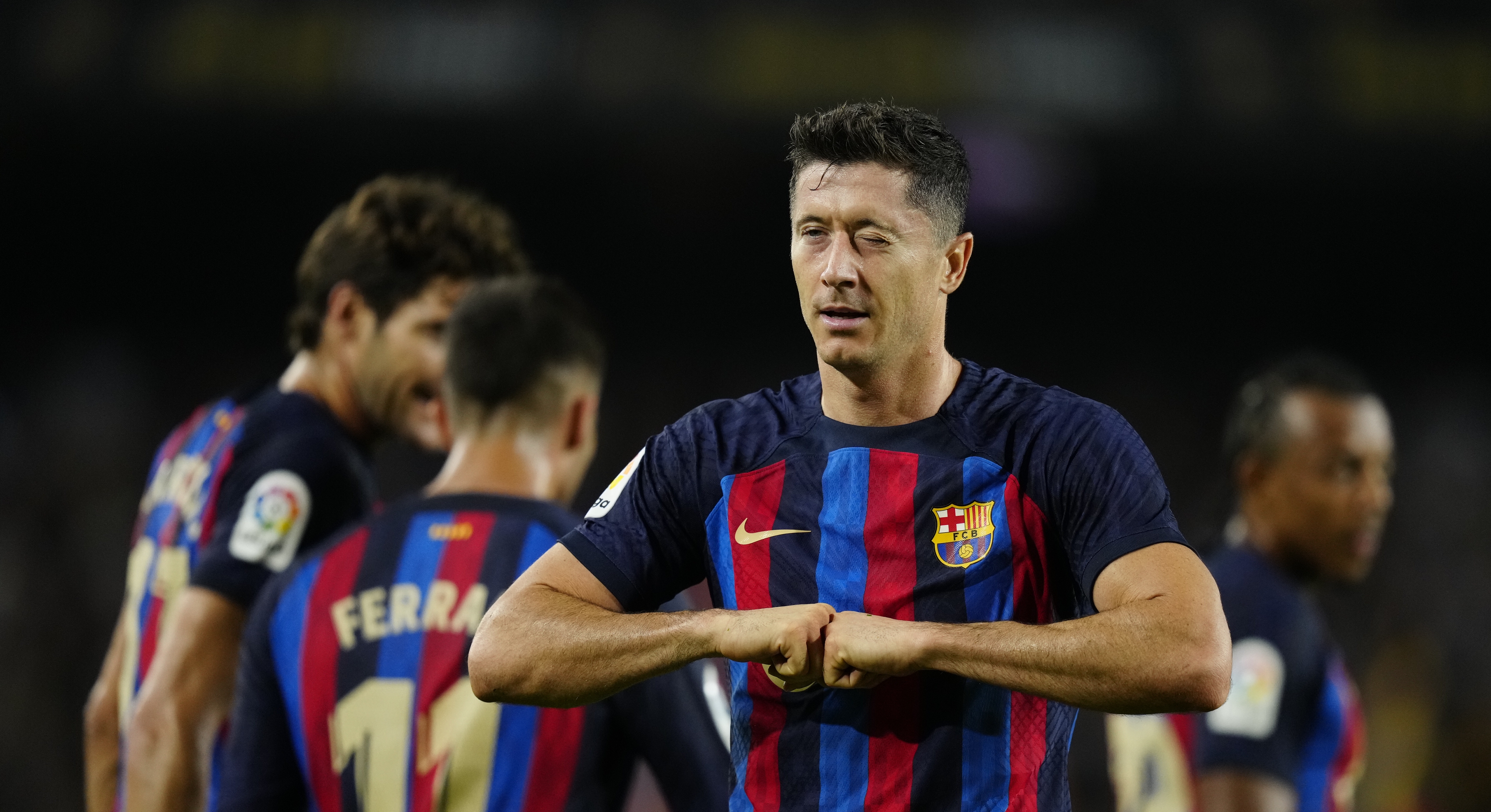 Tras no anotarle al Real Madrid, Lewandowski volvió a sonreír este jueves contra el Villarreal en el Camp Nou. (Foto Prensa Libre: EFE)