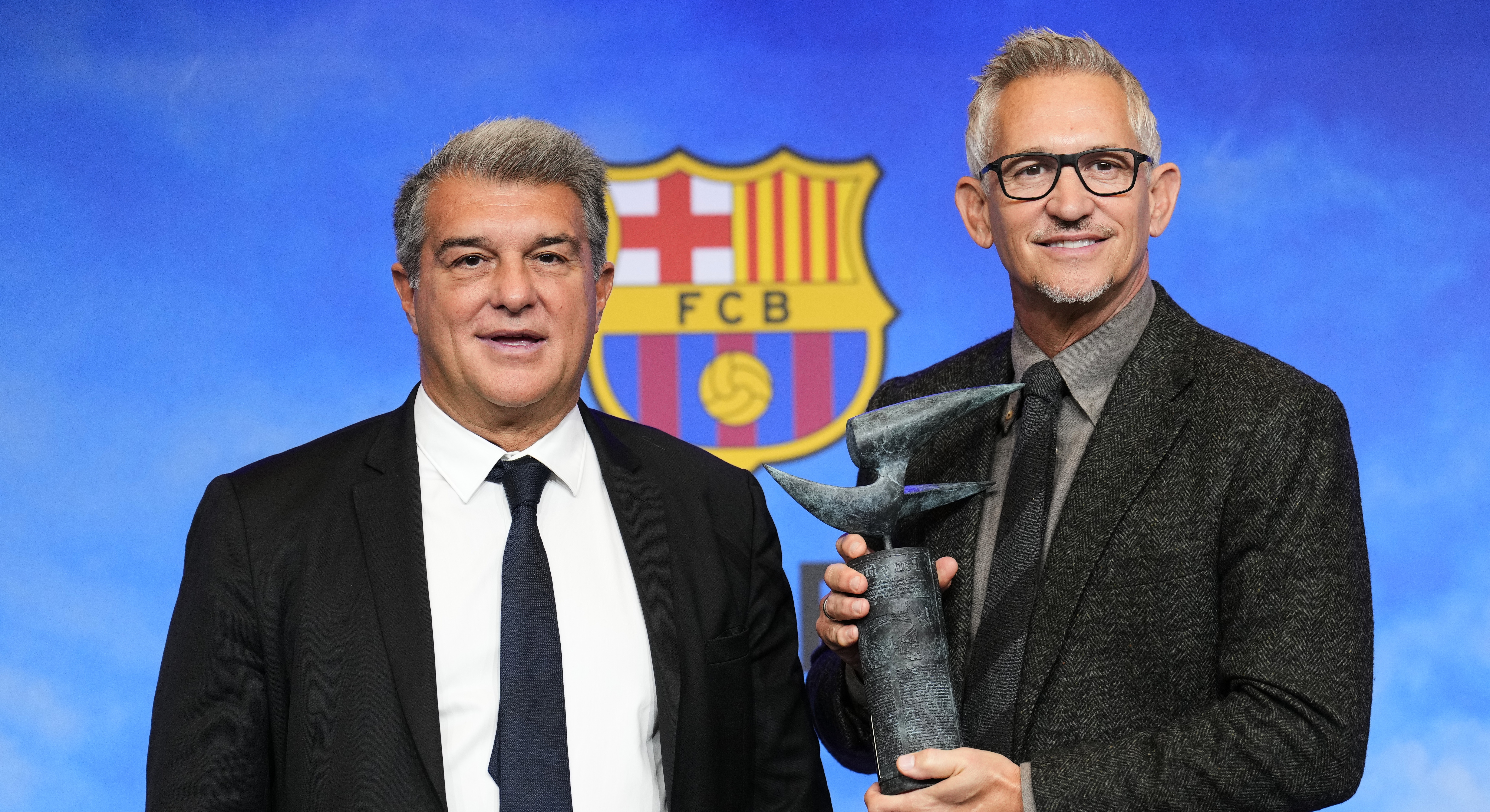 El inglés Gary Lineker, junto al presidente del Barcelona, Joan Laporta (i), tras recibir este lunes en Barcelona el premio Vázquez Montalbán de periodismo deportivo, un galardón que le conceden por su "mirada irónica y crítica del fútbol". (Foto Prensa Libre: EFE)