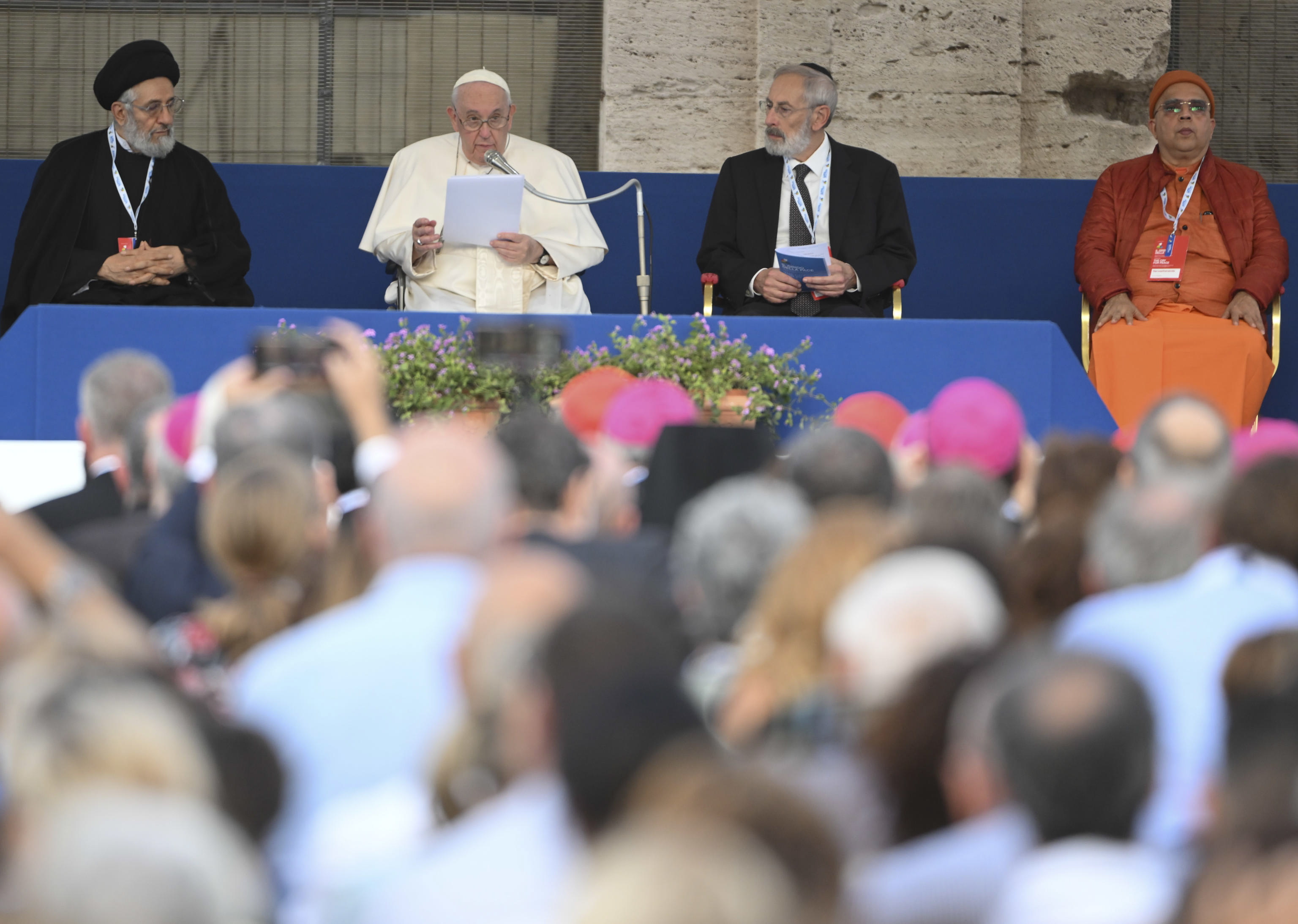 El papa Francisco preside "El grito de la paz", una oración por la paz en Ucrania y en el mundo, junto a los representantes de las Iglesias y comunidades cristianas y de las religiones del mundo, en el Coliseo de Roma, Italia.
En diciembre de 2022, Francisco no logra contener las lágrimas mientras lee un discurso en la plaza de España, en Roma, al mencionar la "Ucrania martirizada", diez meses después del inicio de la invasión rusa. (Foto Prensa Libre: EFE)