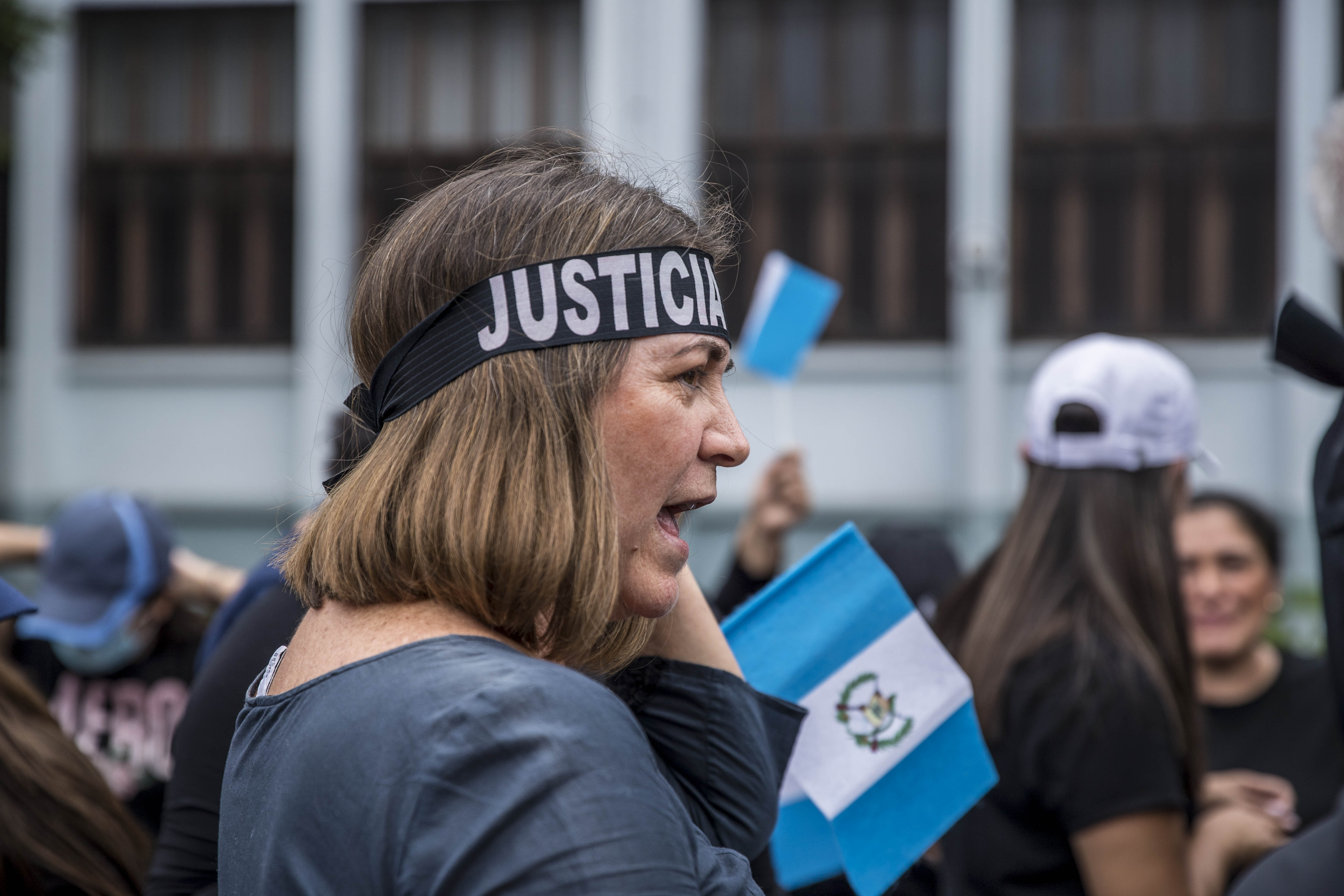 Madres de atletas guatemaltecos y jóvenes en formación atlética han protestado frente a la sede de la Corte de Constitucionalidad por la decisión de suspender estatutos del Comité Olímpico Guatemalteco (Foto Prensa Libre: EFE)