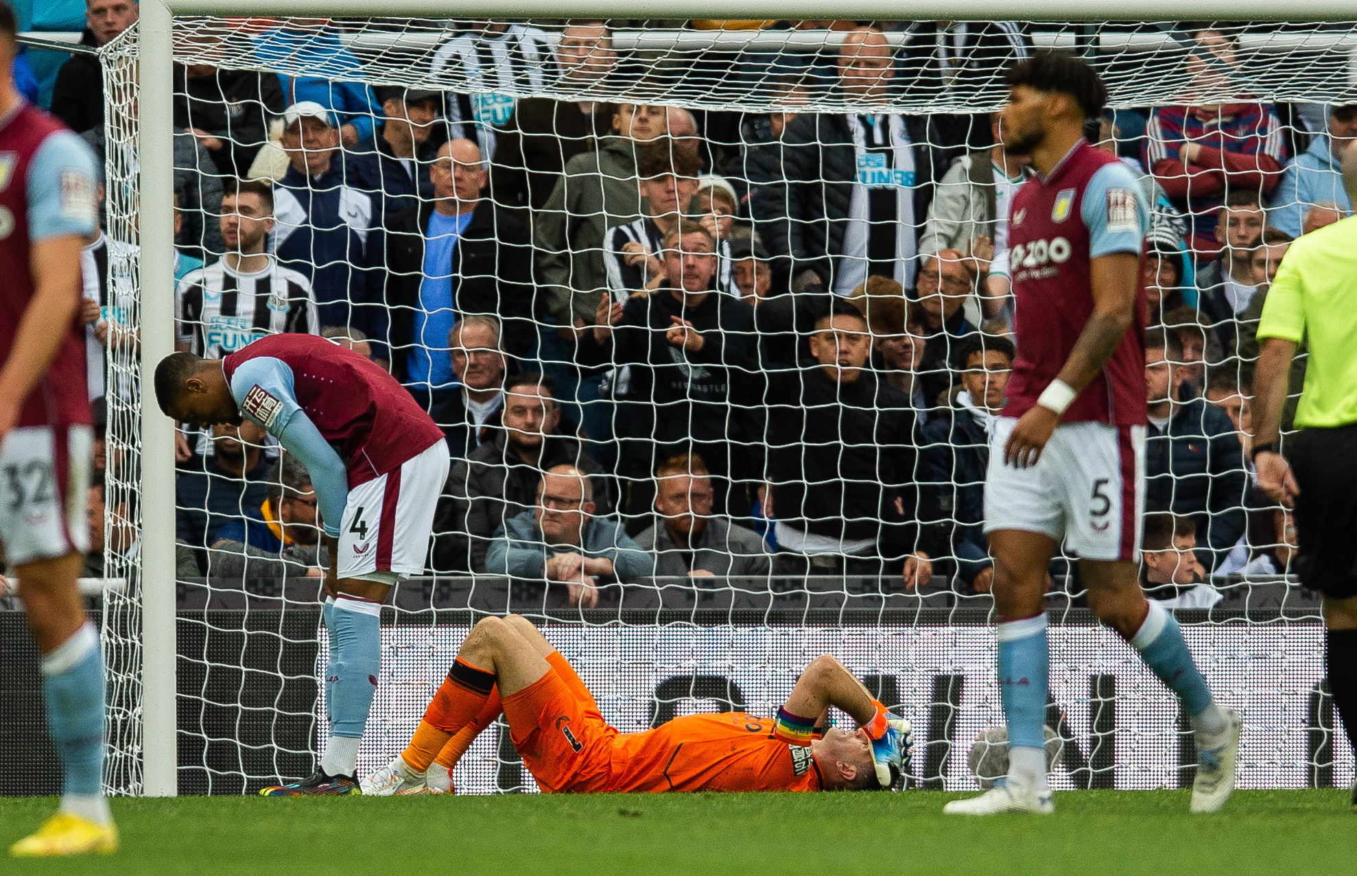 El 'Dibu' Martínez salió este sábado en el partido ante el Newcastle. Foto Prensa Libre (EFE)