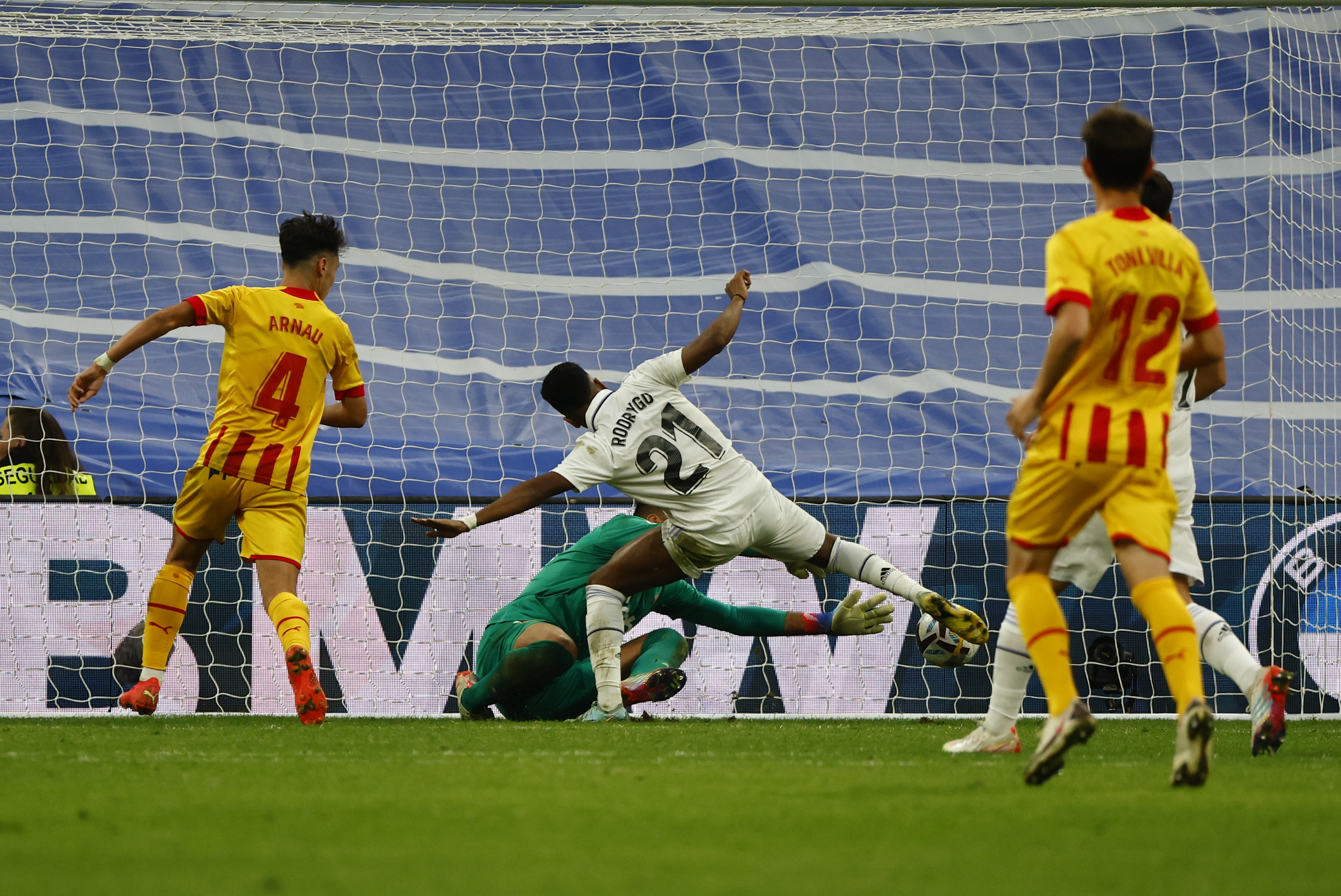 Momento en el que Rodrygo vence al portero del Girona pero el árbitro señaló una falta previa y se invalidó la anotación. (Foto Prensa Libre: EFE)