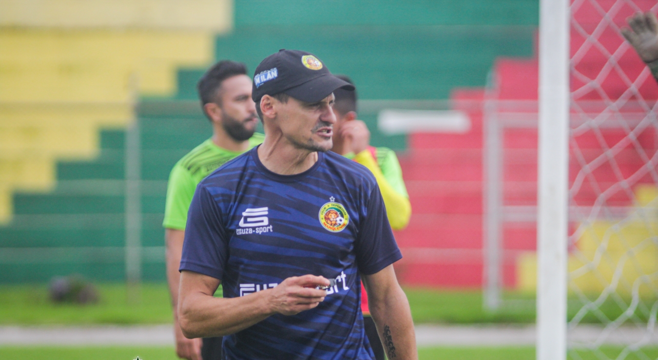 El técnico Cavallo tendrá que pasar tres meses sin poder dirigir a los leones. (Foto Prensa Libre: Club Marquense)