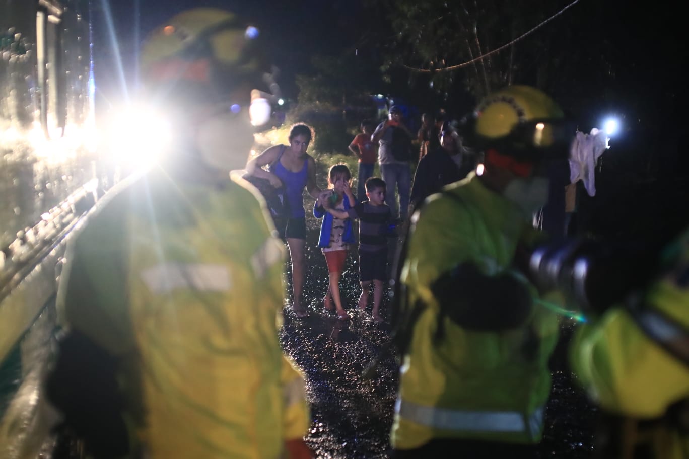 Miles de personas han sido afectadas por el paso de la depresión tropical Julia. (Foto Prensa Libre: Carlos Hernández Ovalle)