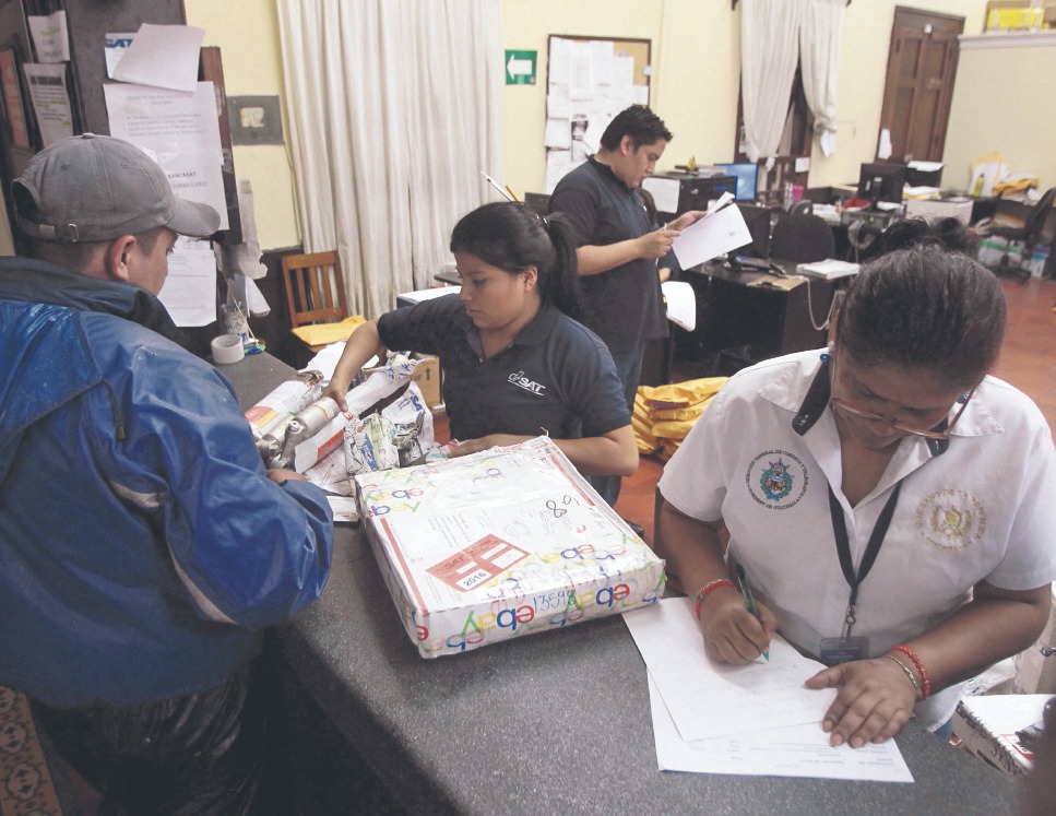 Como vestigios de obsoleto sistema de comunicación quedan telegramas con mensajes breves como este, que data de 1982. (Foto Prensa Libre, cortesía de Beatriz RIvera)