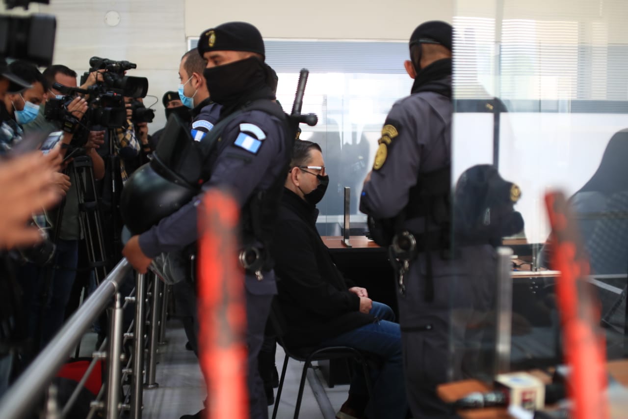 Manuel Baldizón se presentó este viernes 7 de octubre a la Torre de Tribunales del Organismo Judicial para rendir su primera declaración, pero no fue posible. (Foto Prensa Libre: Carlos Hernández Ovalle)