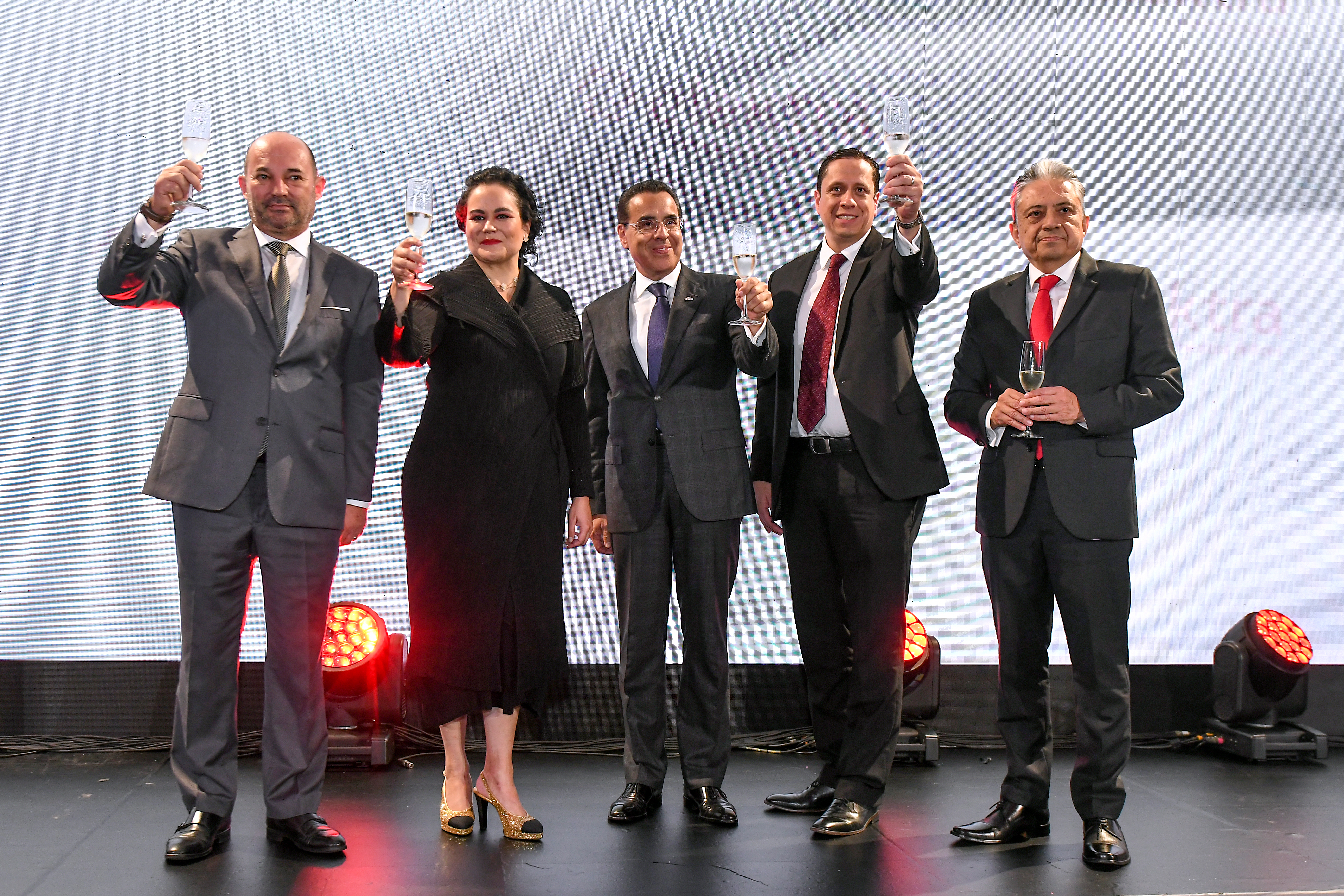 Claudio Matus, director general de Grupo Salinas Guatemala; Sara Soriano y el Dr. Alejandro Valenzuela, miembros de Comité de Supervisión Grupo Salinas Latinoamérica; Carlos Alvarado, director general de Tiendas Elektra Guatemala; y Mario San Román, miembro de Comité de Supervisión Grupo Salinas Latinoamérica. Foto Prensa Libre: Sergio Muñoz