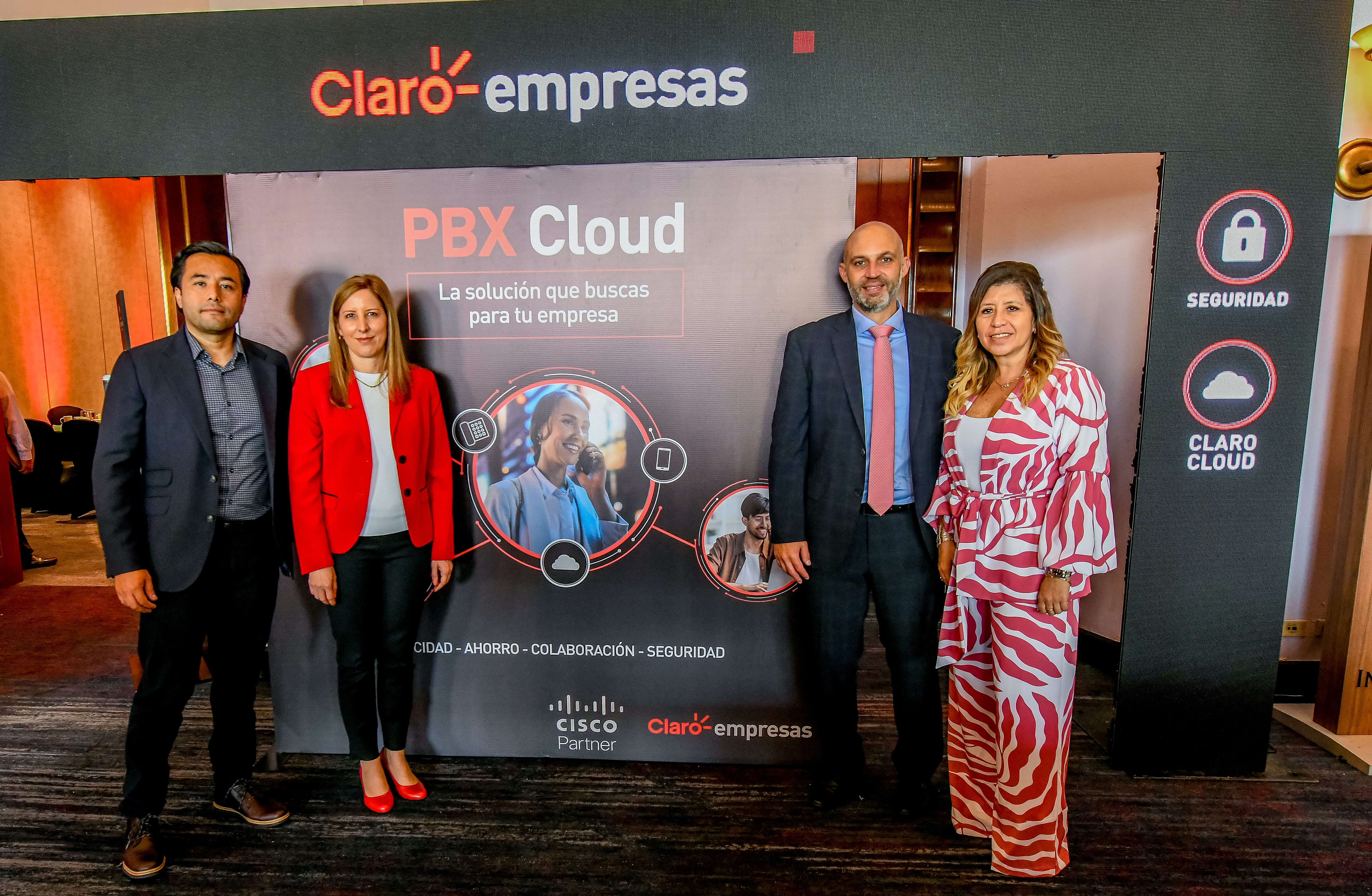 Azael Zamora, technical solution architect Cisco; Beatriz Polo, gerente de Mercado Corporativo País; Salvatore Farina, director Ventas Mercado Corporativo Regional de Claro; y Cindy Dávila, líder comercial para Cisco. Foto Prensa Libre: Sergio Muñoz