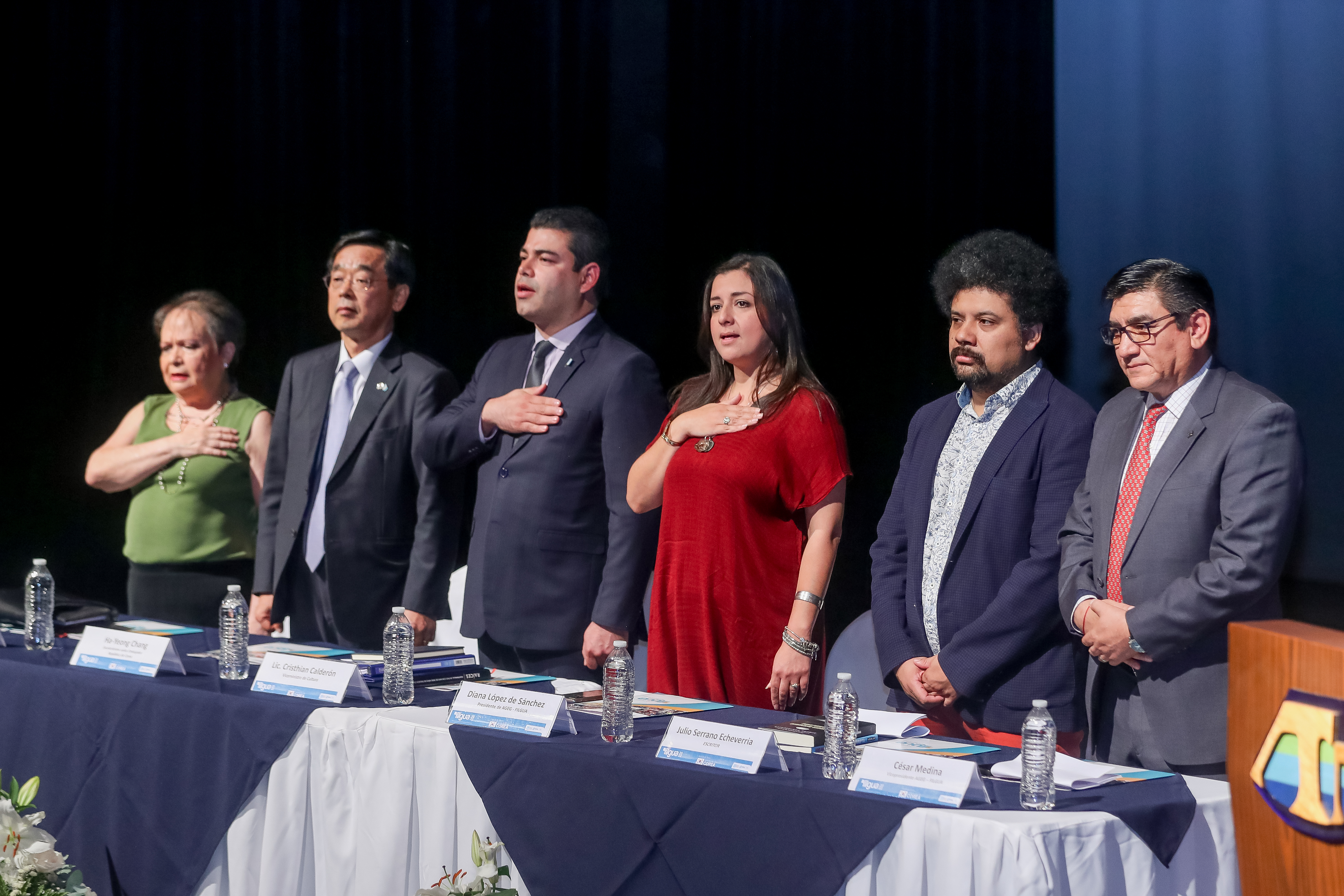 Irene Piedra Santa, editora guatemalteca; Ha-Yeong Chang, señor embajador de Corea del Sur en Guatemala; Cristhian Calderón, viceministro de cultura; Diana López de Sánchez, presidenta de FILGUA; Julio Serrano Echeverría, escritor; y, Cesar Medina, vicepresidente de Filgua. Foto Prensa Libre: Juan Diego González