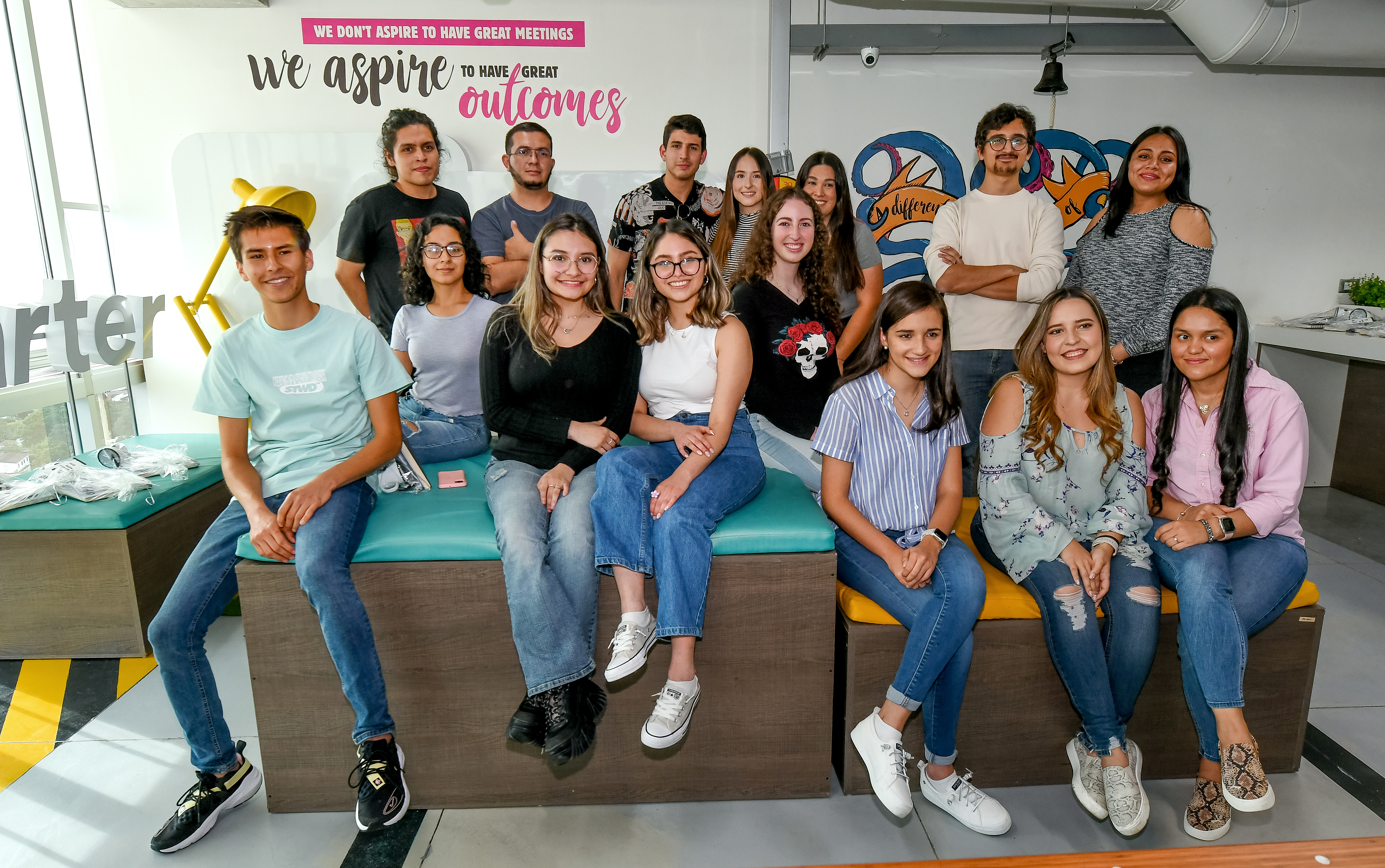 Los 15 estudiantes ingresaron a la Casa del Pulpo para trabajar su estrategia publicitaria durante 24 horas seguidas. Foto Prensa Libre: Sergio Muñoz