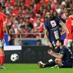 Lionel Messi, del PSG, reacciona en el suelo mientras Sergio Ramos observa, durante un partido contra el Benfica en la Champions League, disputado en el estadio da Luz en Lisboa, el 5 de octubre de 2022.