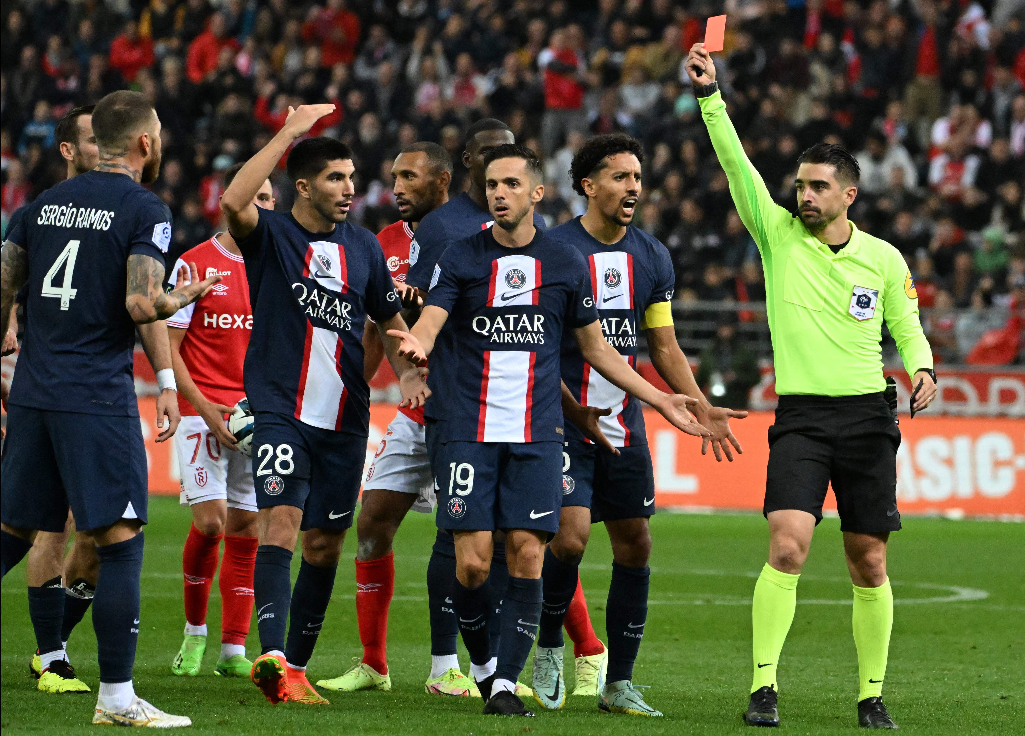 Sergio Ramos se fue expulsado por segunda vez con la camiseta del PSG. Foto Prensa Libre (AFP)