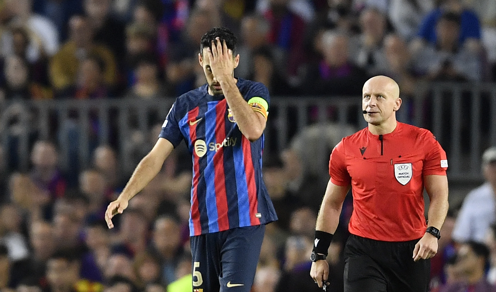 Busquets se lamenta durante el partido contra el Inter de Milán. (Foto Prensa Libre: AFP)