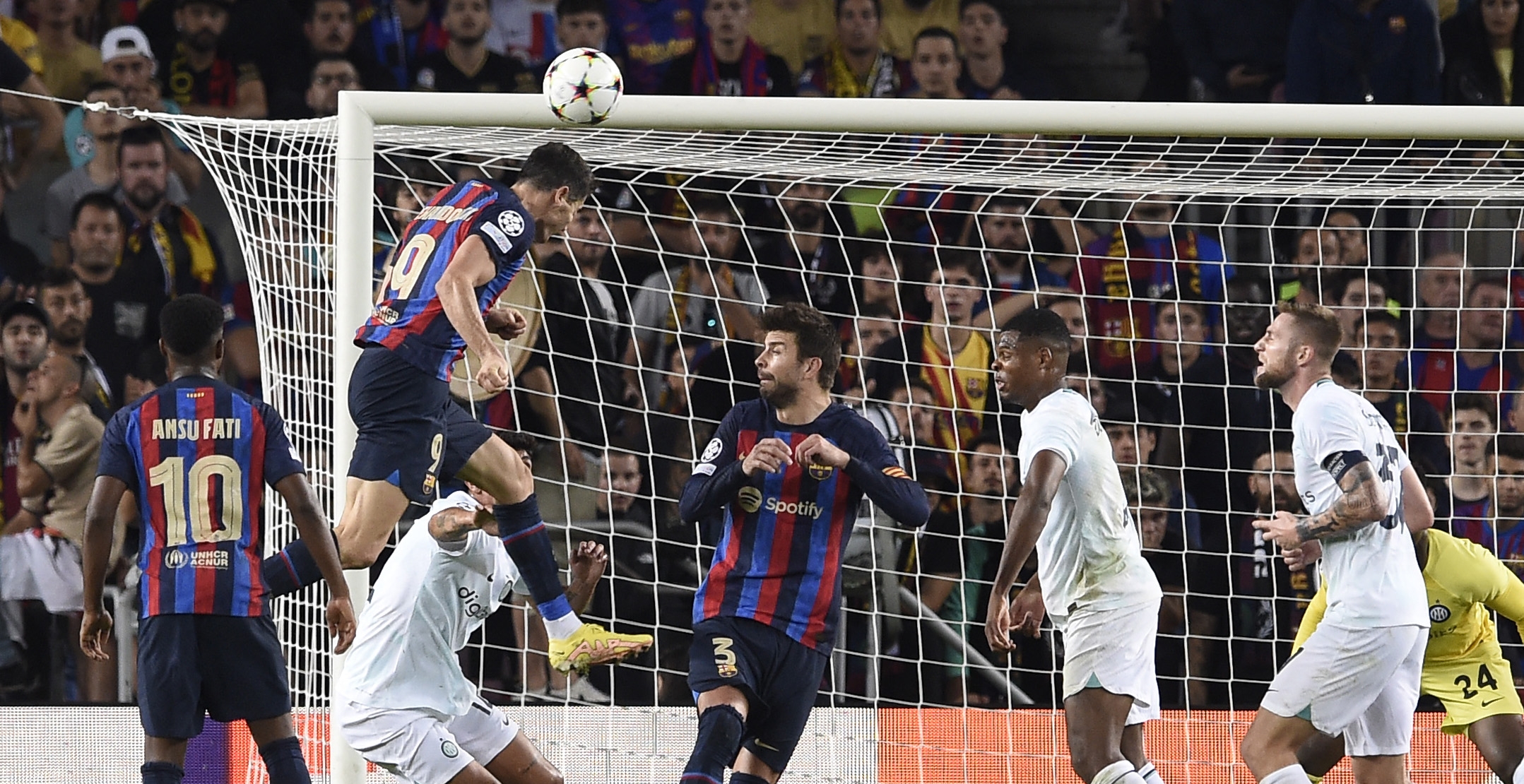 Este golazo de cabeza de Lewandowski salvó a los azulgranas de una derrota en el Camp Nou contra el Inter. (Foto Prensa Libre: AFP)