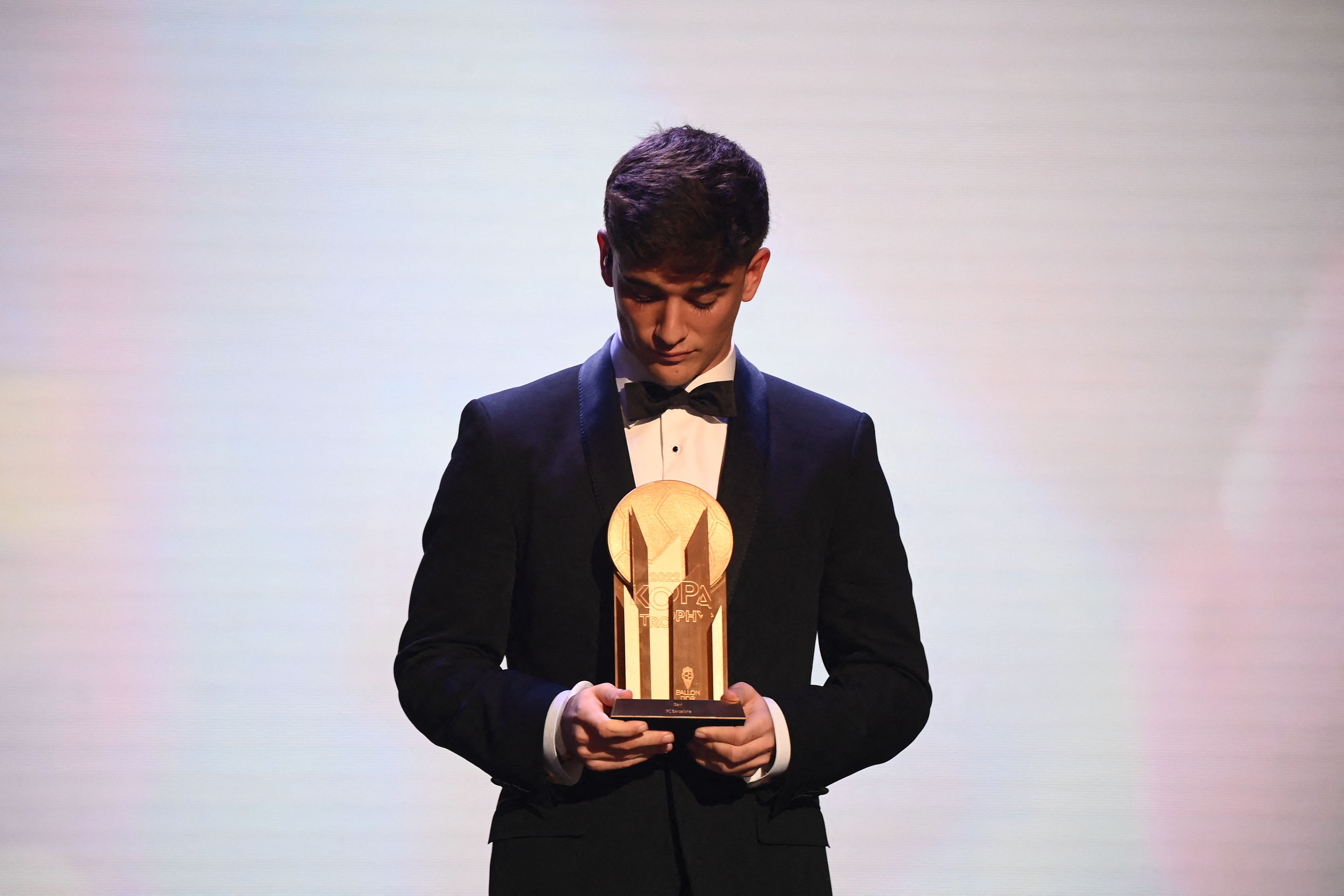 El pasado lunes, el futbolista del Barcelona, Gavi, también recibió el Trofeo Kopa en la gala del Balón de Oro. (Foto Prensa Libre: AFP)