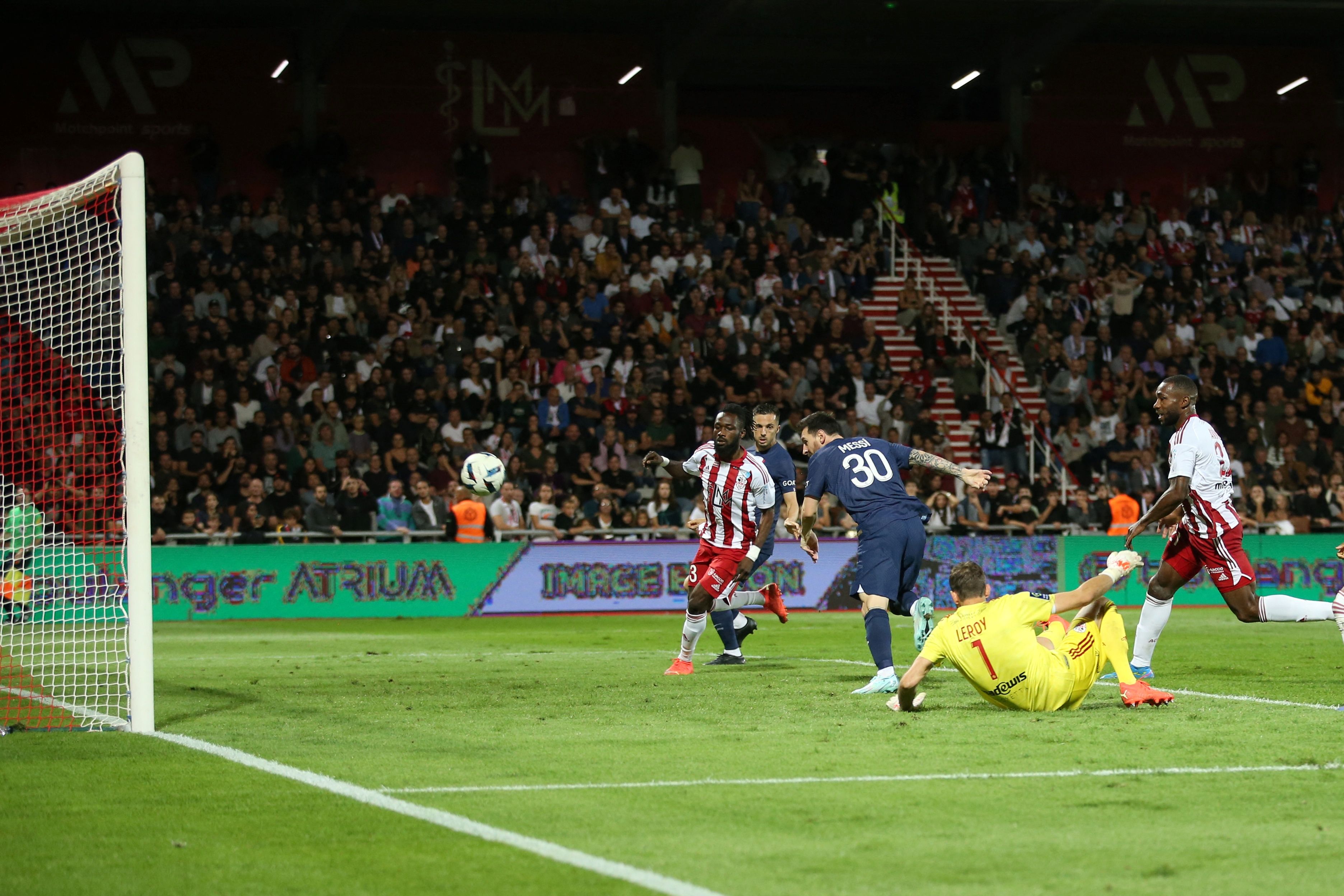 Lionel Messi anota frente al Ajaccio en la Ligue 1. (Foto Prensa Libre: AFP)