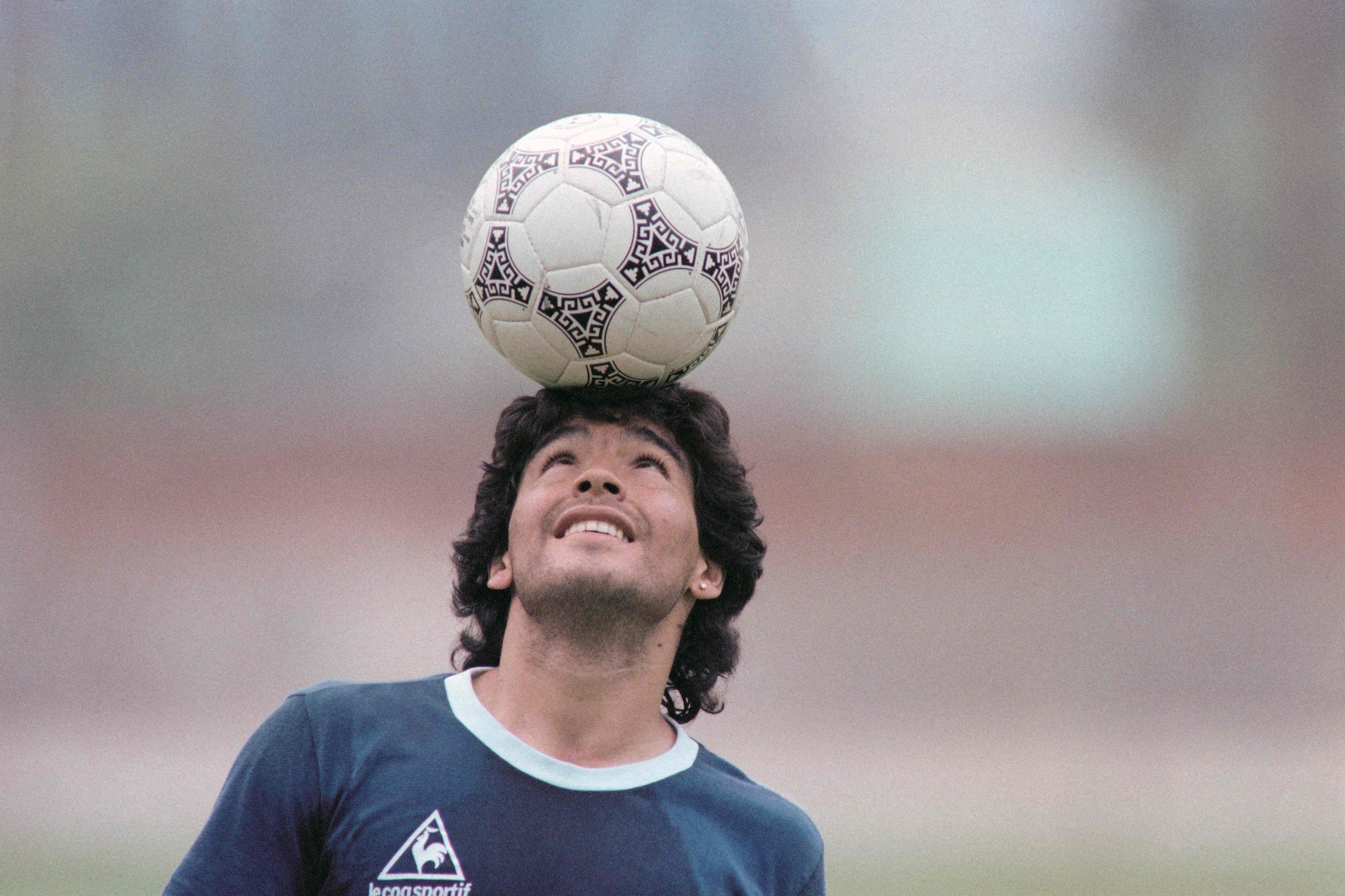 Fotografía de archivo tomada el 22 de mayo de 1986, Diego Maradona balancea un balón sobre su cabeza.