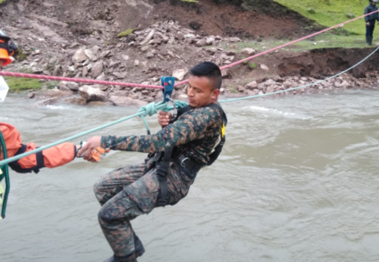 Momento en que soldados son rescatados en río de Chiantla, Huehuetenango. (Foto Prensa Libre: Bomberos Voluntarios) 