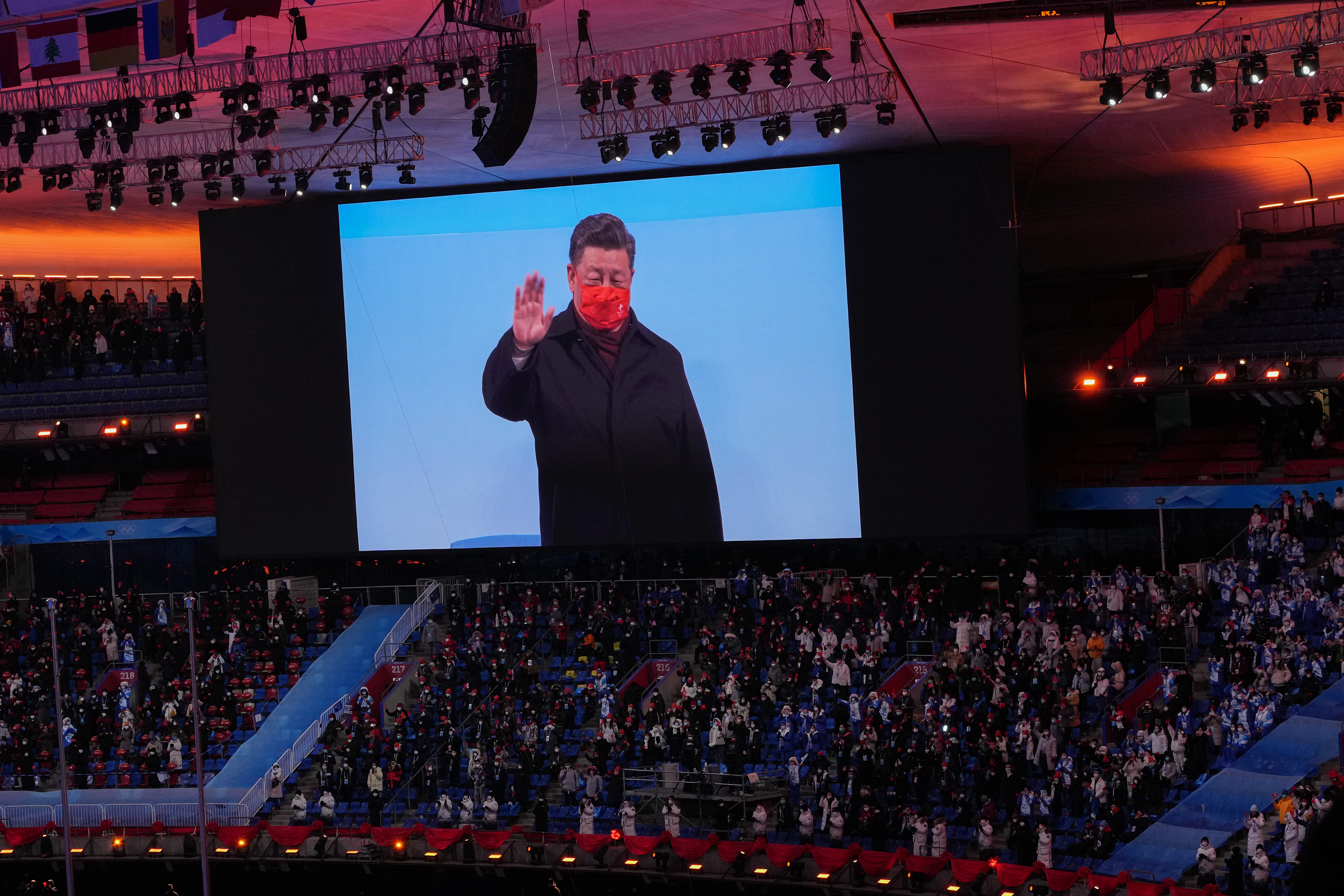 El presidente de China, Xi Jinping, aparece en una pantalla durante la ceremonia de clausura de los Juegos Olímpicos de Invierno de 2022, en Pekín, el domingo 20 de febrero de 2022. (Hiroko Masuike/The New York Times)