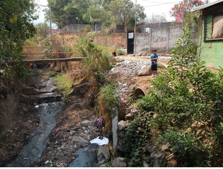 Algunos proyectos contemplados en la Ley de Infraestructura Estratégica carecían de respaldo técnico. Por ejemplo, en la zona 3 de Palin, Escuintla, se destinaron Q20 millones para construir una carretera en un área que casi es un barranco y que está habitada. (Foto Prensa Libre: Hemeroteca PL).
