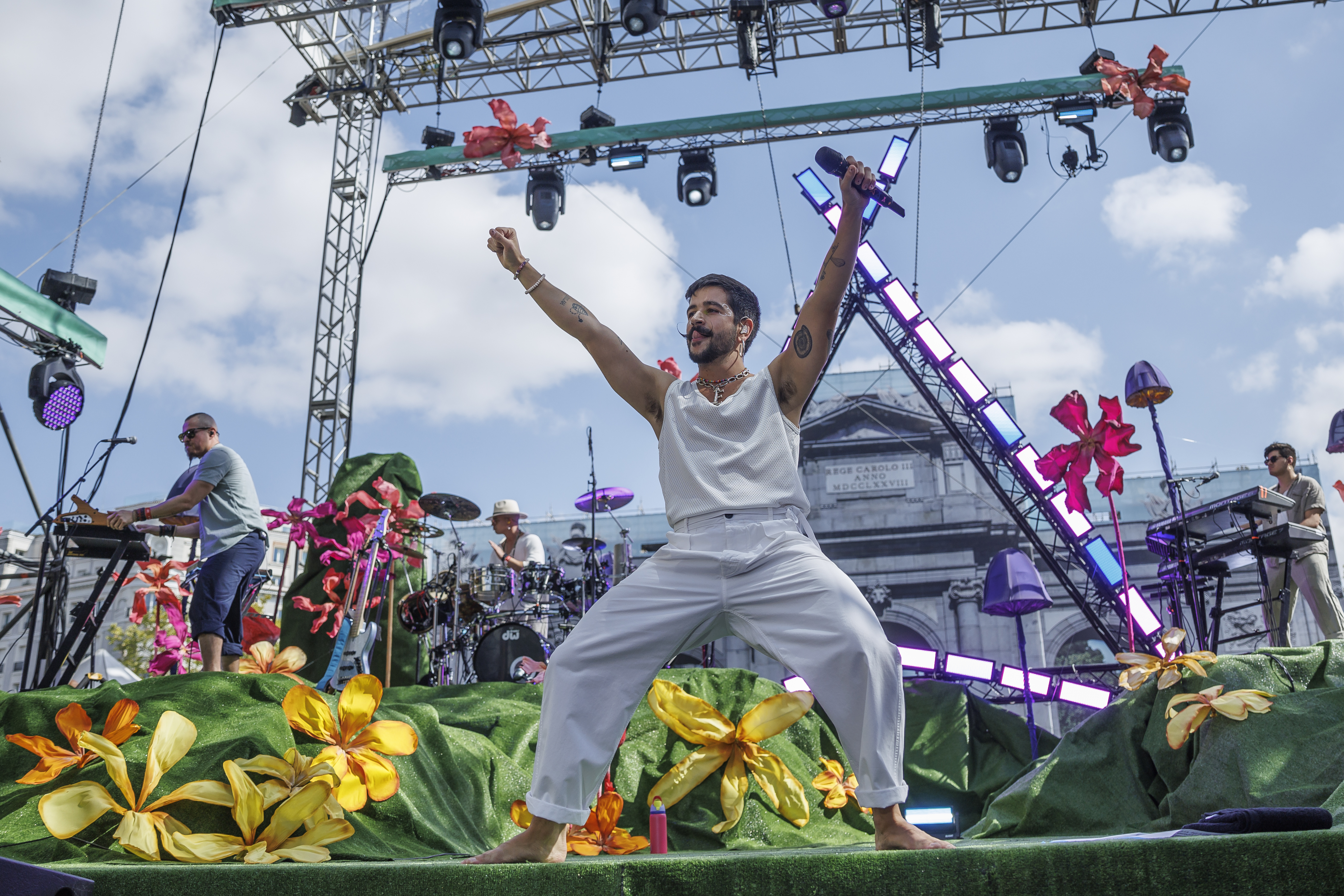 El músico colombiano Camilo, durante su concierto en la Puerta de Alcalá en Madrid. (Foto Prensa Libre: EFE)