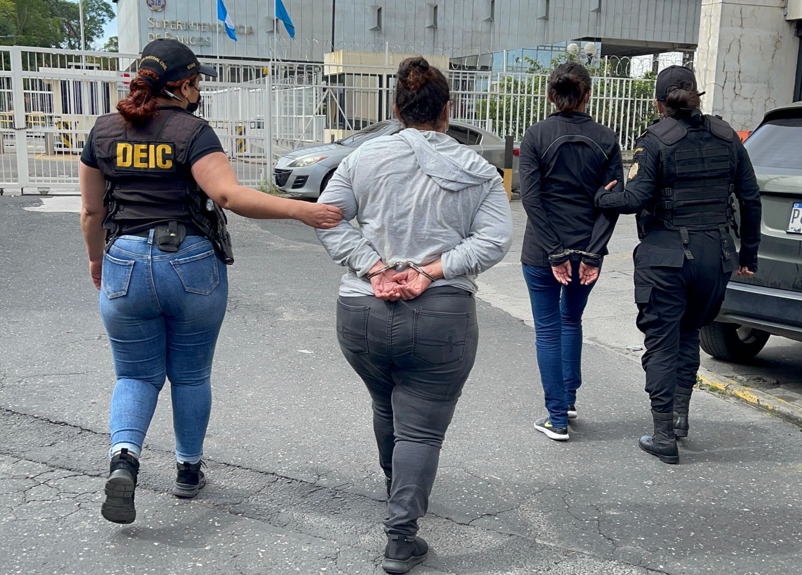 Las personas fueron conducidas a Torre de Tribunales. (Foto Prensa Libre: PNC)