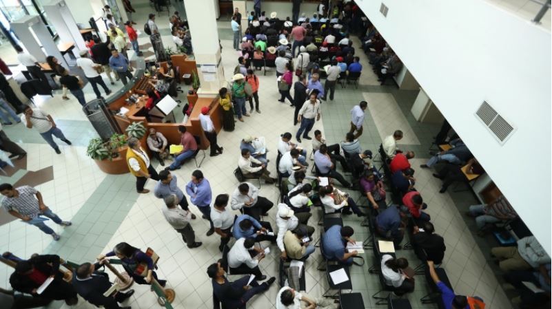 Personas tramitan su finiquito en oficinas de la Contraloría. Esta constancia ahora se puede tramitar en línea. (Foto Prensa Libre: Hemeroteca PL)
