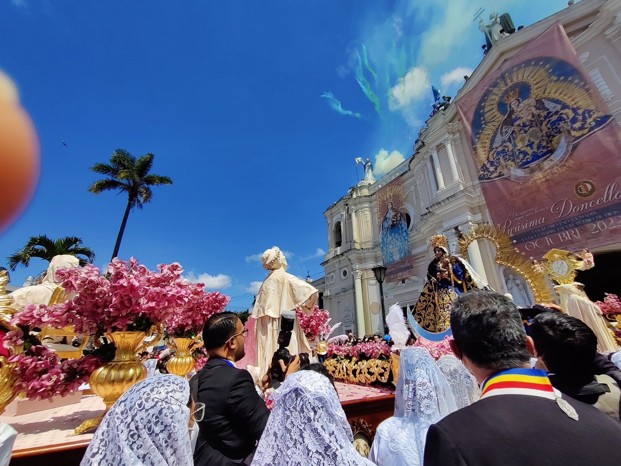 Virgen del Rosario recorre el Centro Histórico. Foto: Prensa Libre: Capirotes & Madrideñas. 