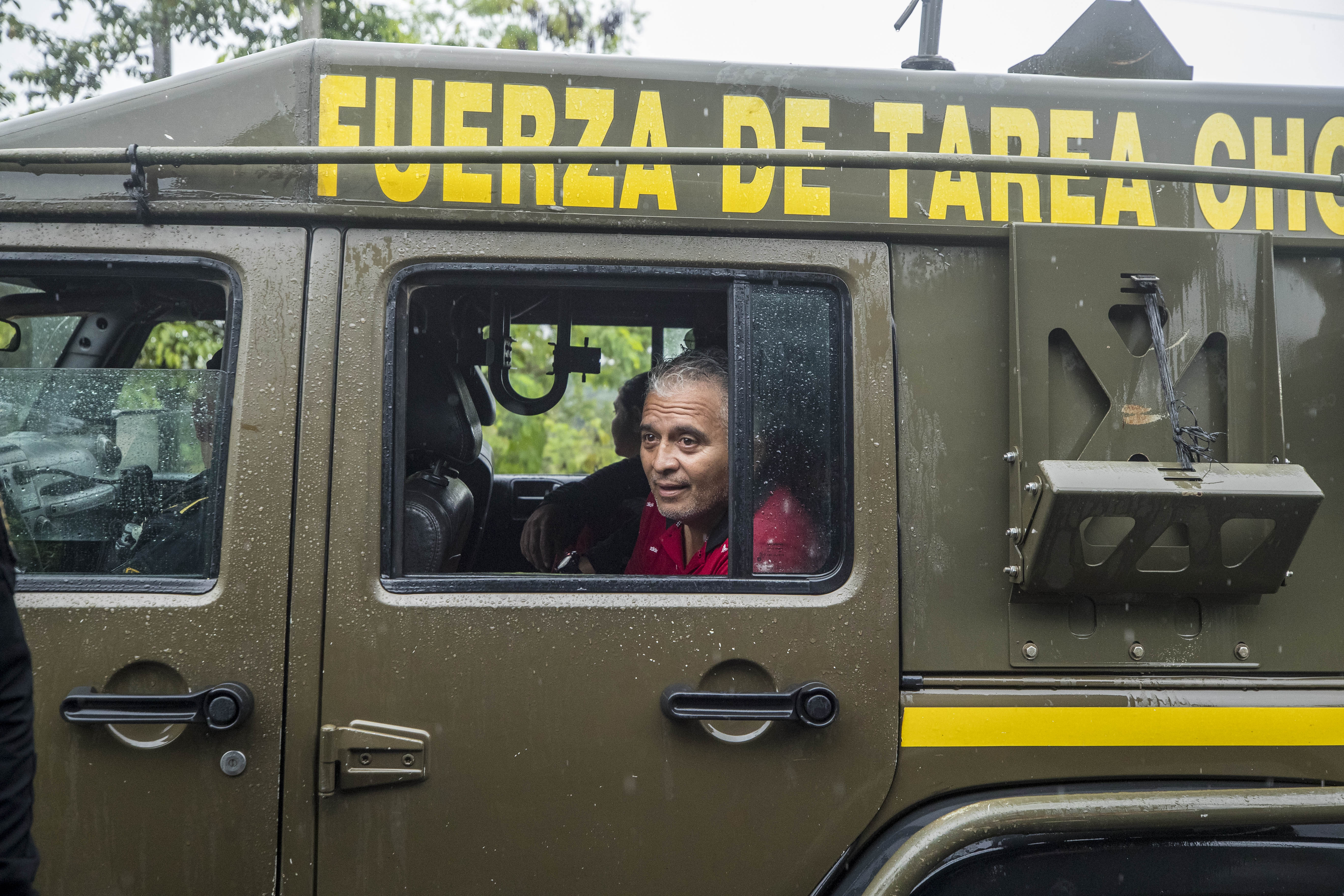 Migrantes venezolanos son detenidos por militares y policías guatemaltecos en El Cinchado. (Foto Prensa Libre: EFE)