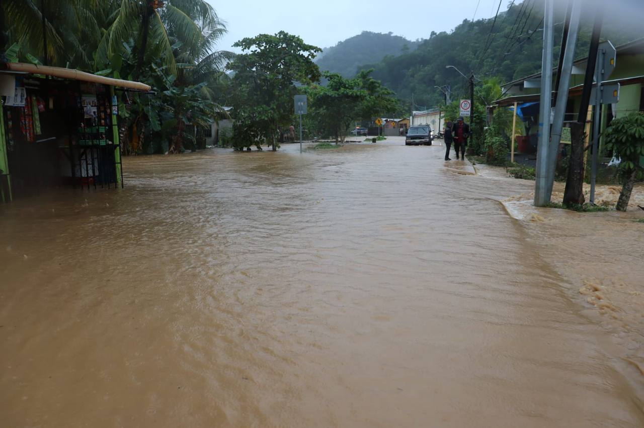 Las inundaciones registradas en Izabal este domingo 9 de octubre han causado daños en la infraestructura. (Foto Prensa Libre: Cruz Roja Guatemalteca)