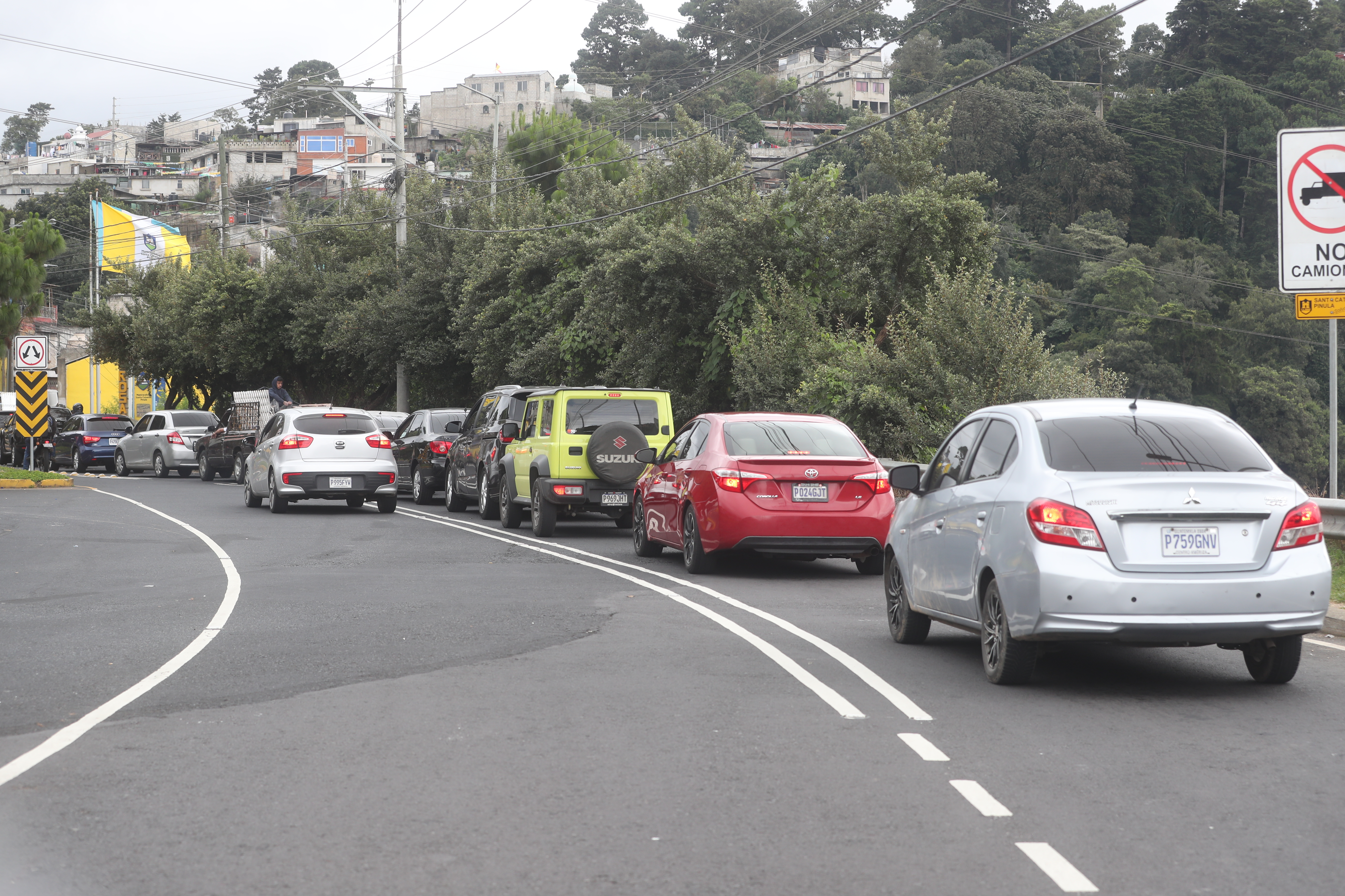  Continua los trabajos en el kilómetro 11.5 de carretera a El Salvador, donde se encontraron varias grietas. (Foto Prensa Libre: Érick Ávila) 