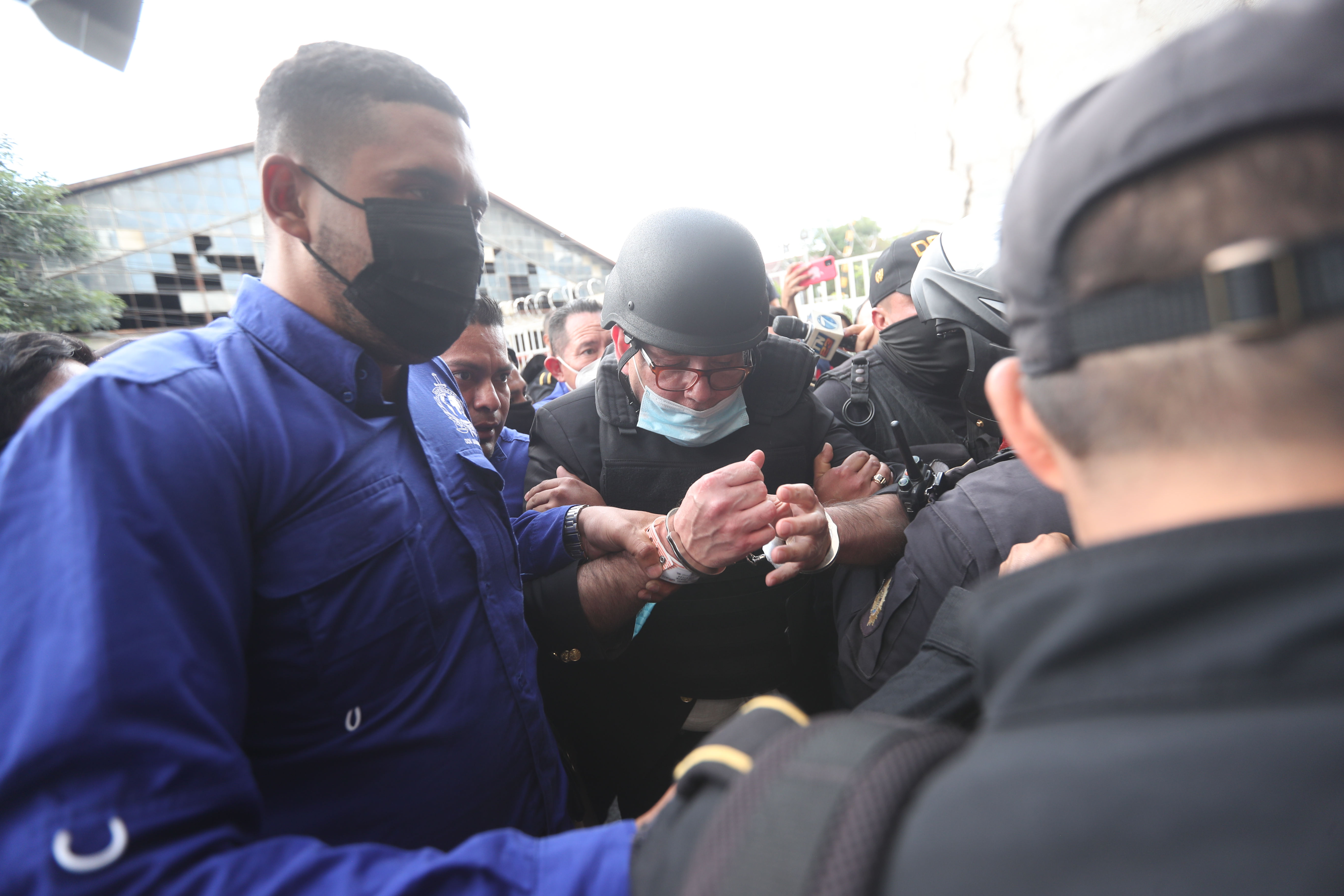 Manuel Baldizón ingresa a la Torre de Tribunales para conocer los motivos de su detención.
(Foto Prensa Libre: Érick Ávila)