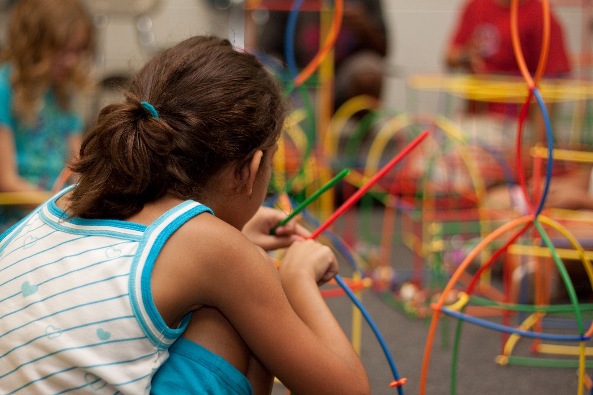 Niños jugando y aprendiendo