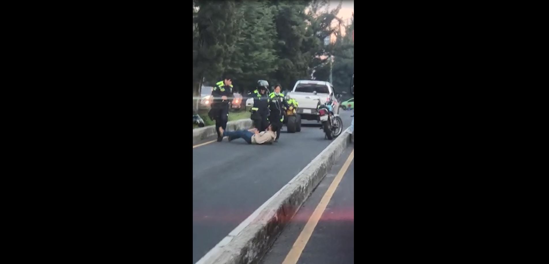 Un video muestra cómo tres agentes de Emixtra arremeten contra un piloto en la calzada Roosevelt. (Foto Prensa Libre: Captura de Pantalla)