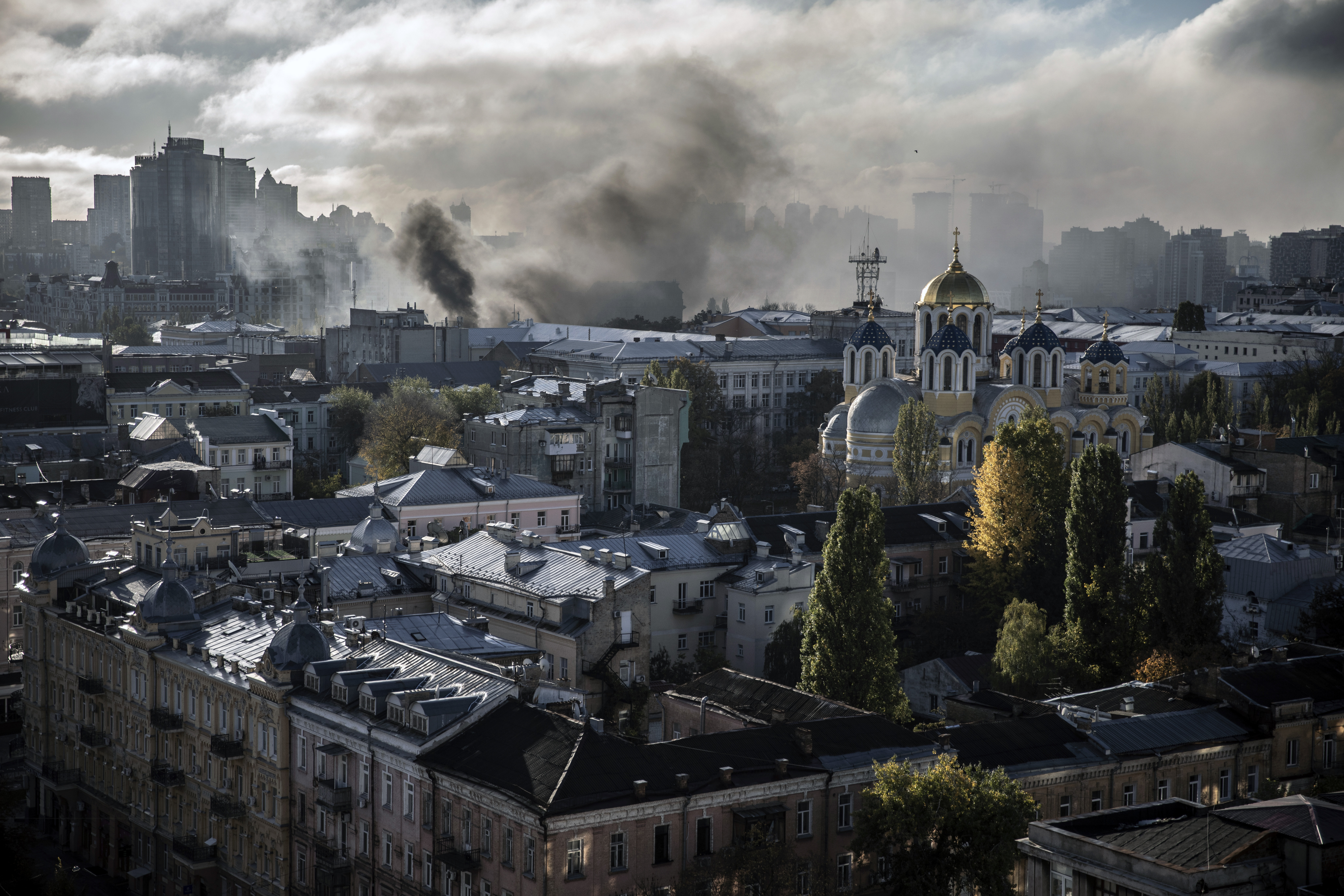 El humo se eleva después de un ataque con misiles rusos en Kiev, Ucrania, el lunes 10 de octubre de 2022. (Foto Prensa Libre: Finbarr O'Reilly/The New York Times)