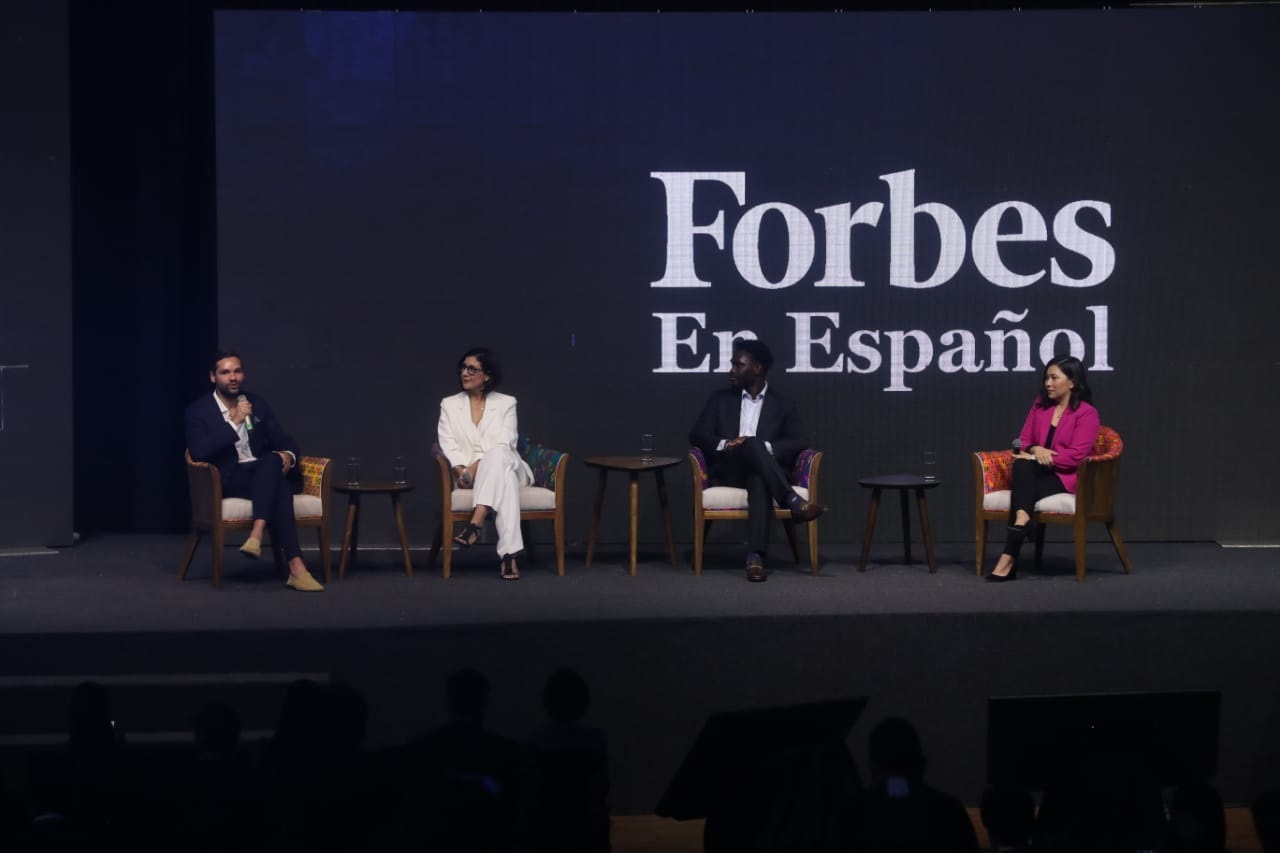 Ejecutivos de startups disruptivas en Latinoamérica analizan la situación de las inversiones en empresas emergentes durante el Foro de Economía y Negocios Forbes en Español. (Foto Prensa Libre: Juan Diego González).