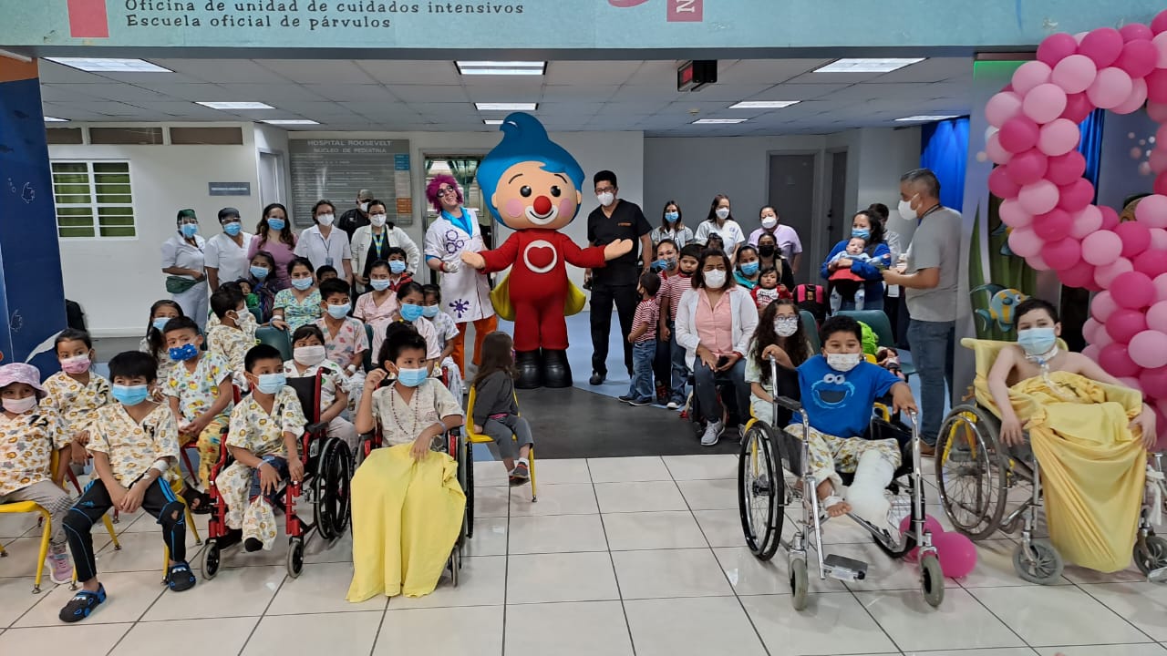 Pacientes del área de pediatría celebran el día del niño (Fotografía: Hospital Roosevelt) 