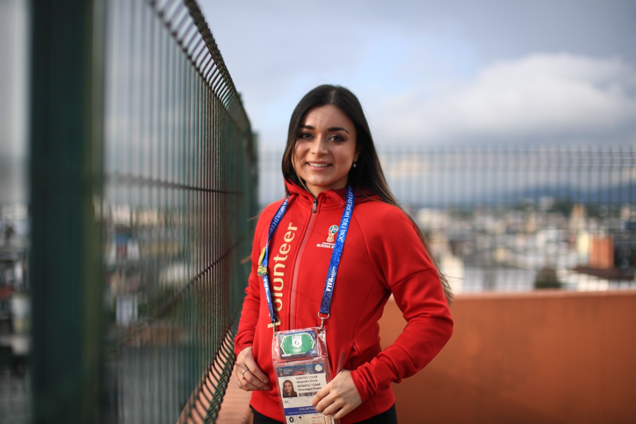 Alejandra Fuentes vivirá la emoción de Qatar 2022 mientras presta su servicio voluntario para muchos periodistas de todo el mundo. (Foto Prensa Libre: Carlos Hernández)